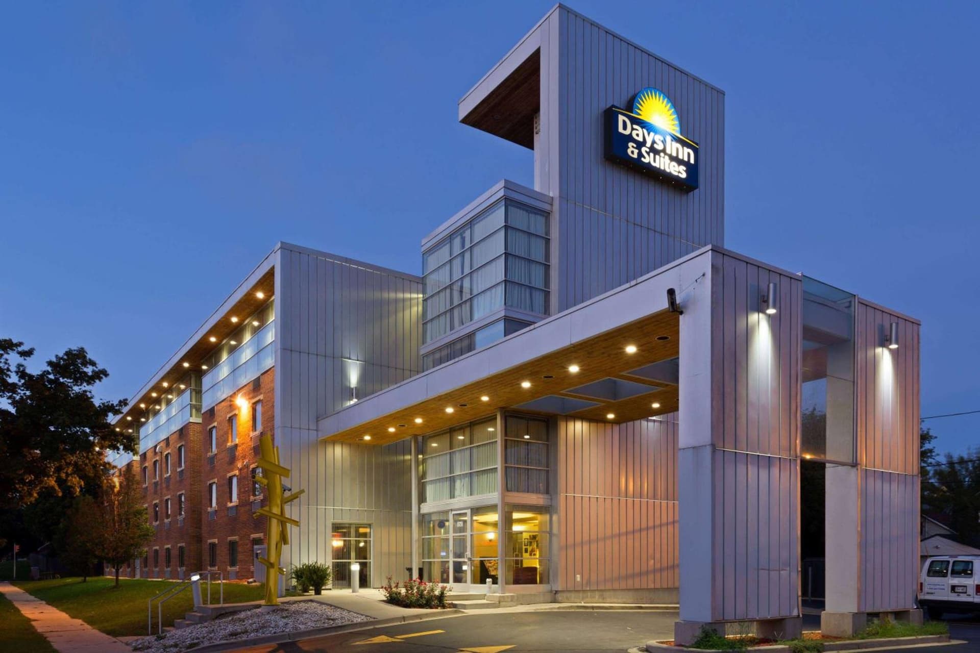 Days Inn & Suites by Wyndham Milwaukee interior in Milwaukee, WI — gallery photo 2