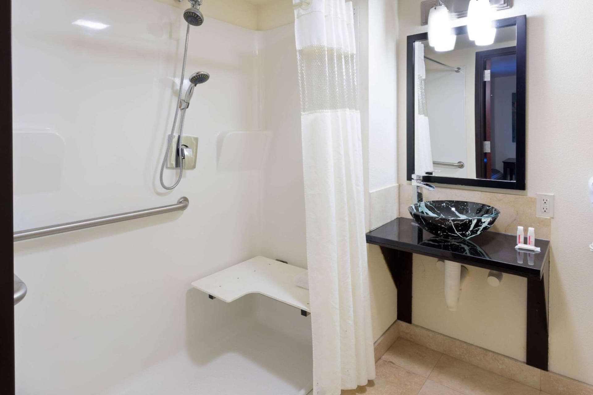 Days Inn & Suites by Wyndham Milwaukee gallery photo in Milwaukee, WI — image 12