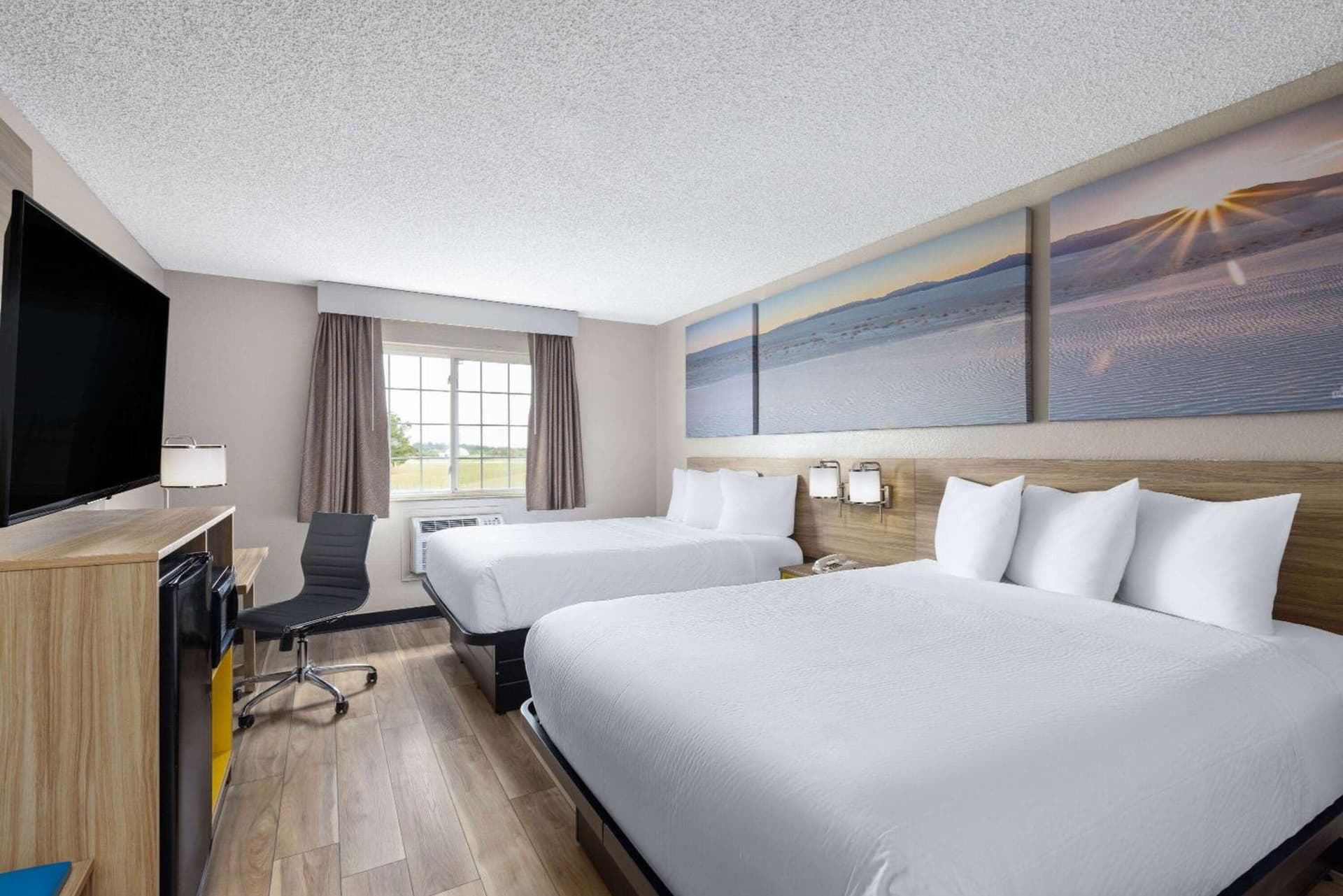 Days Inn by Wyndham Miami interior in Miami, OK — gallery photo 2