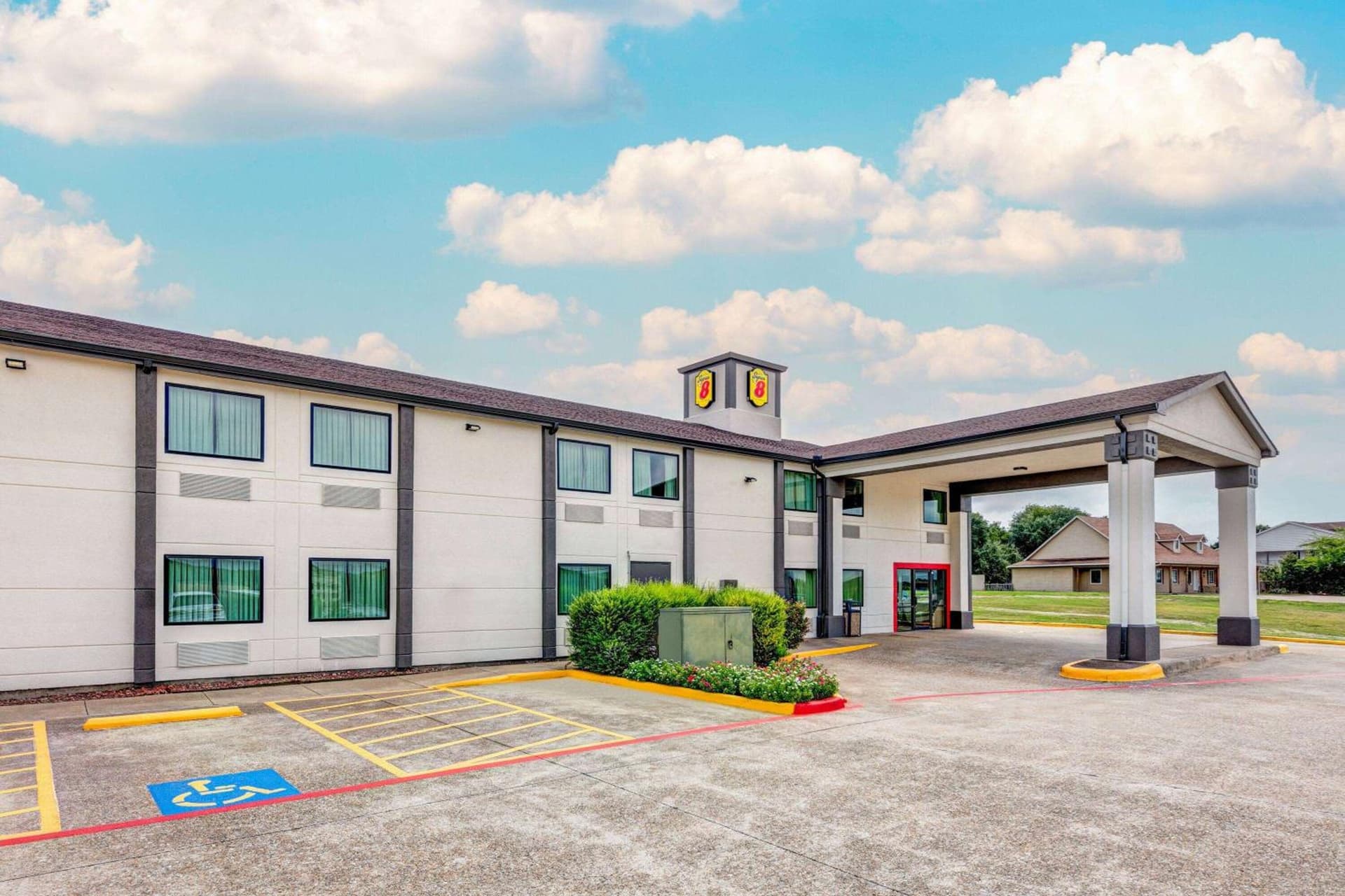 Super 8 by Wyndham Waxahachie TX interior in Waxahachie, TX — gallery photo 2