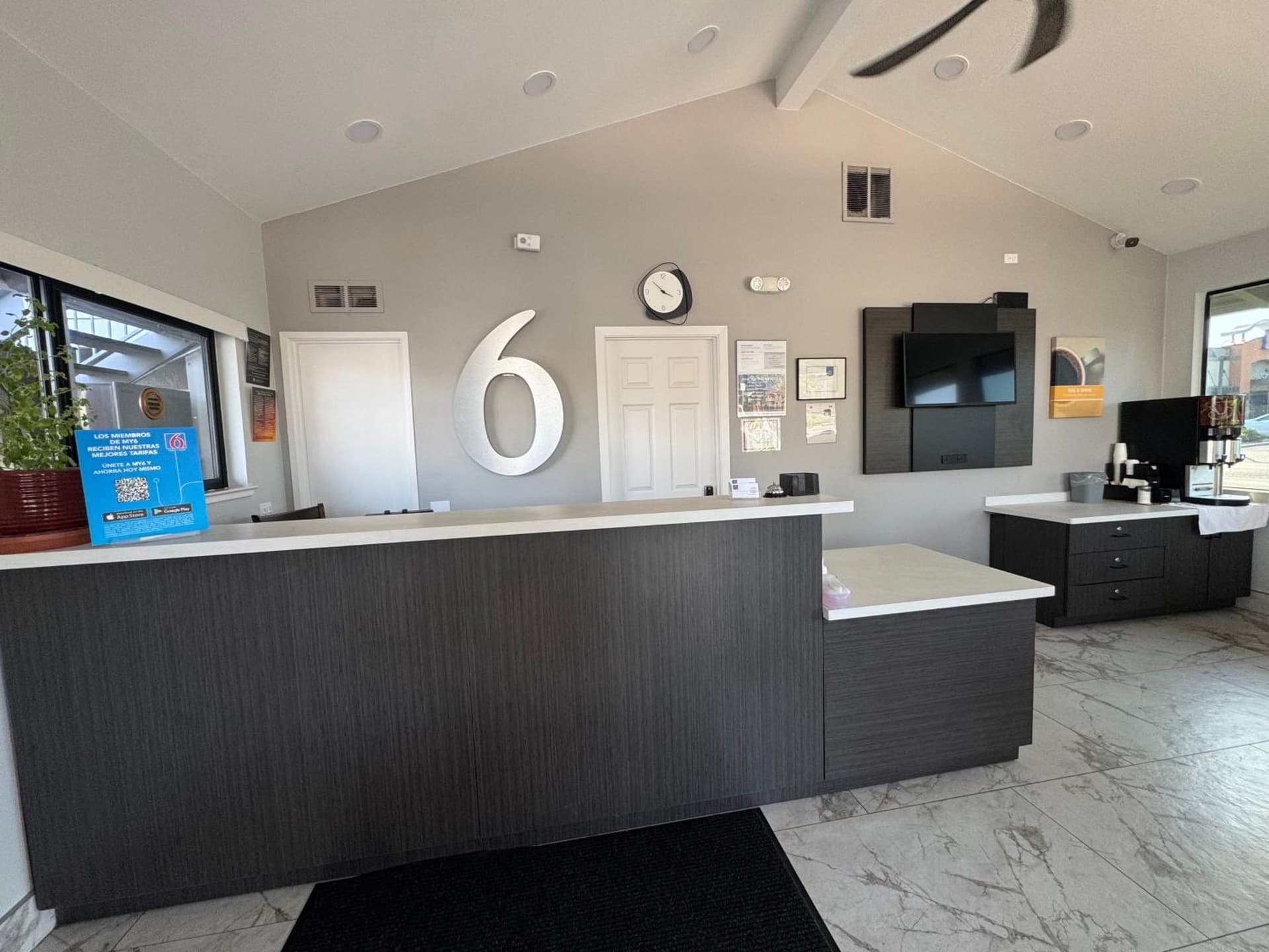 Motel 6-Willows, CA interior in Willows, CA — gallery photo 2