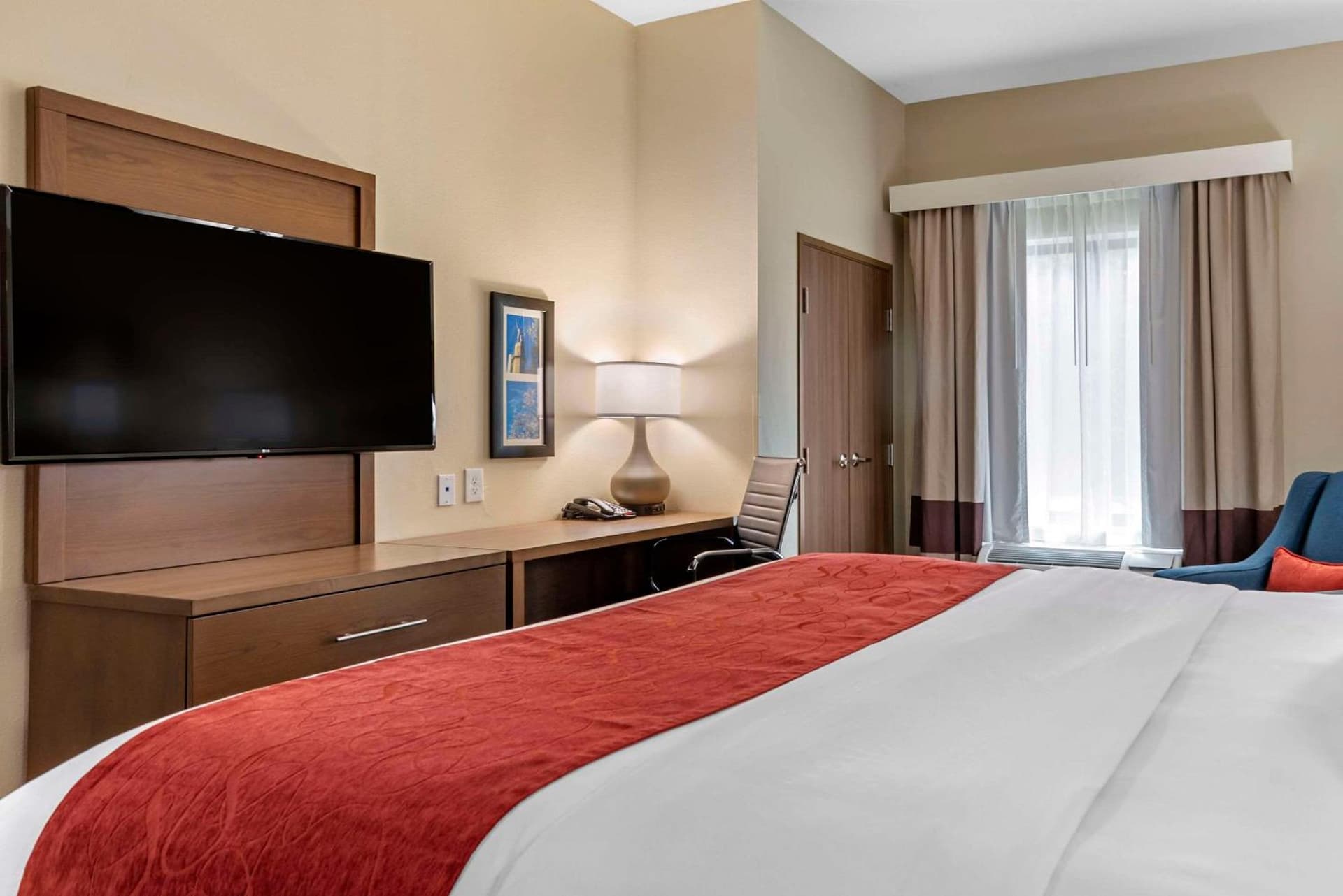 Comfort Inn & Suites Downtown near University interior in Tuscaloosa, AL — gallery photo 2