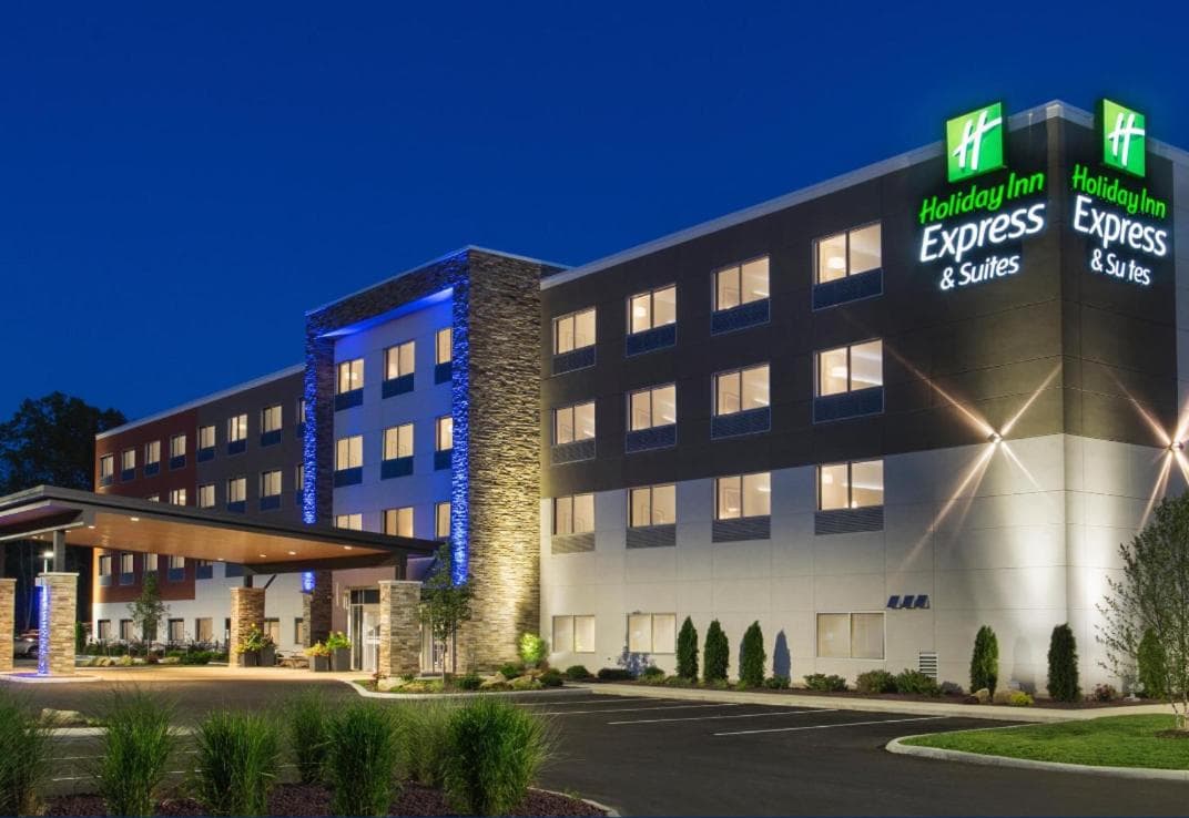 Holiday Inn Express & Suites Cedar Rapids NE - Marion by IHG interior in Marion, IA — gallery photo 2