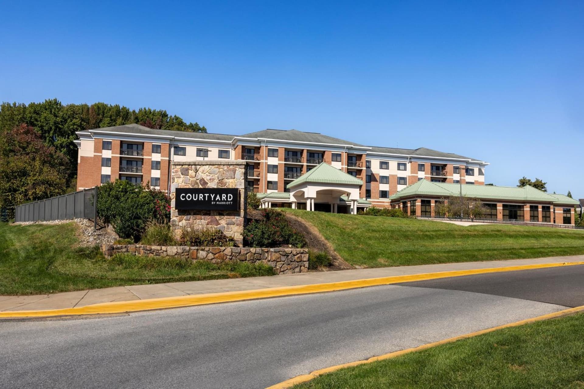 Courtyard by Marriott Newark-University of Delaware interior in Newark, DE — gallery photo 2