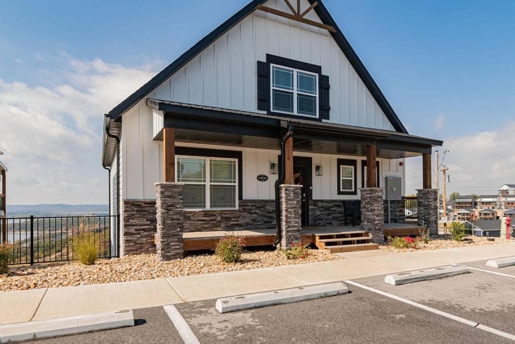 Picturesque Lake Views, Free Daily Attraction Tickets, Indoor/Outdoor Games & Private Hot Tub! featured exterior or lobby in Branson, MO — similar hotel