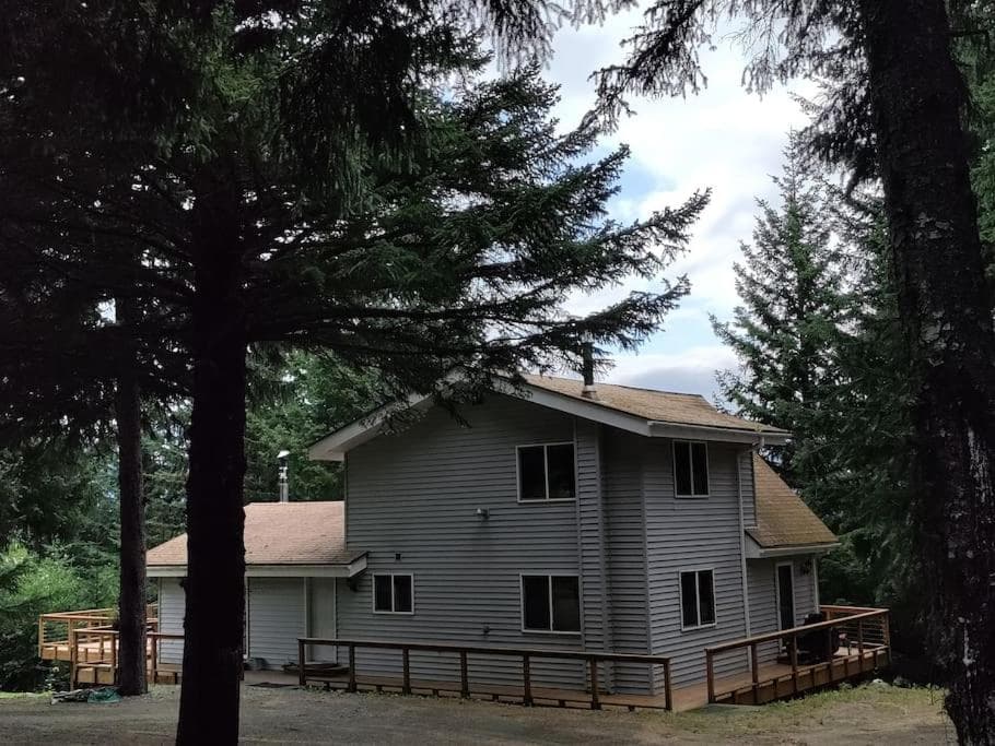 Hunter's Haven interior in Haines, AK — gallery photo 2