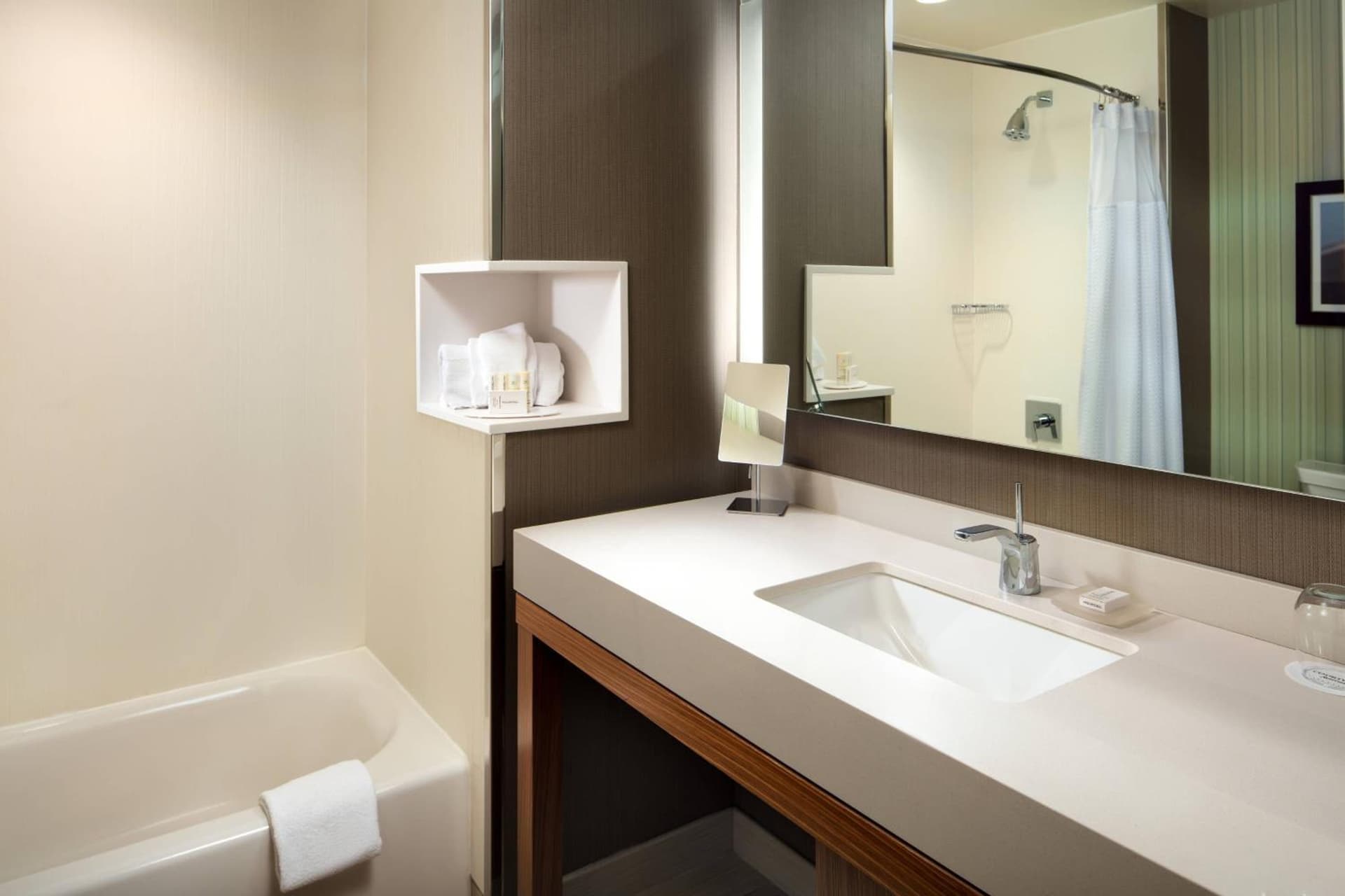 Courtyard by Marriott Erie Bayfront gallery photo in Erie, PA — image 42