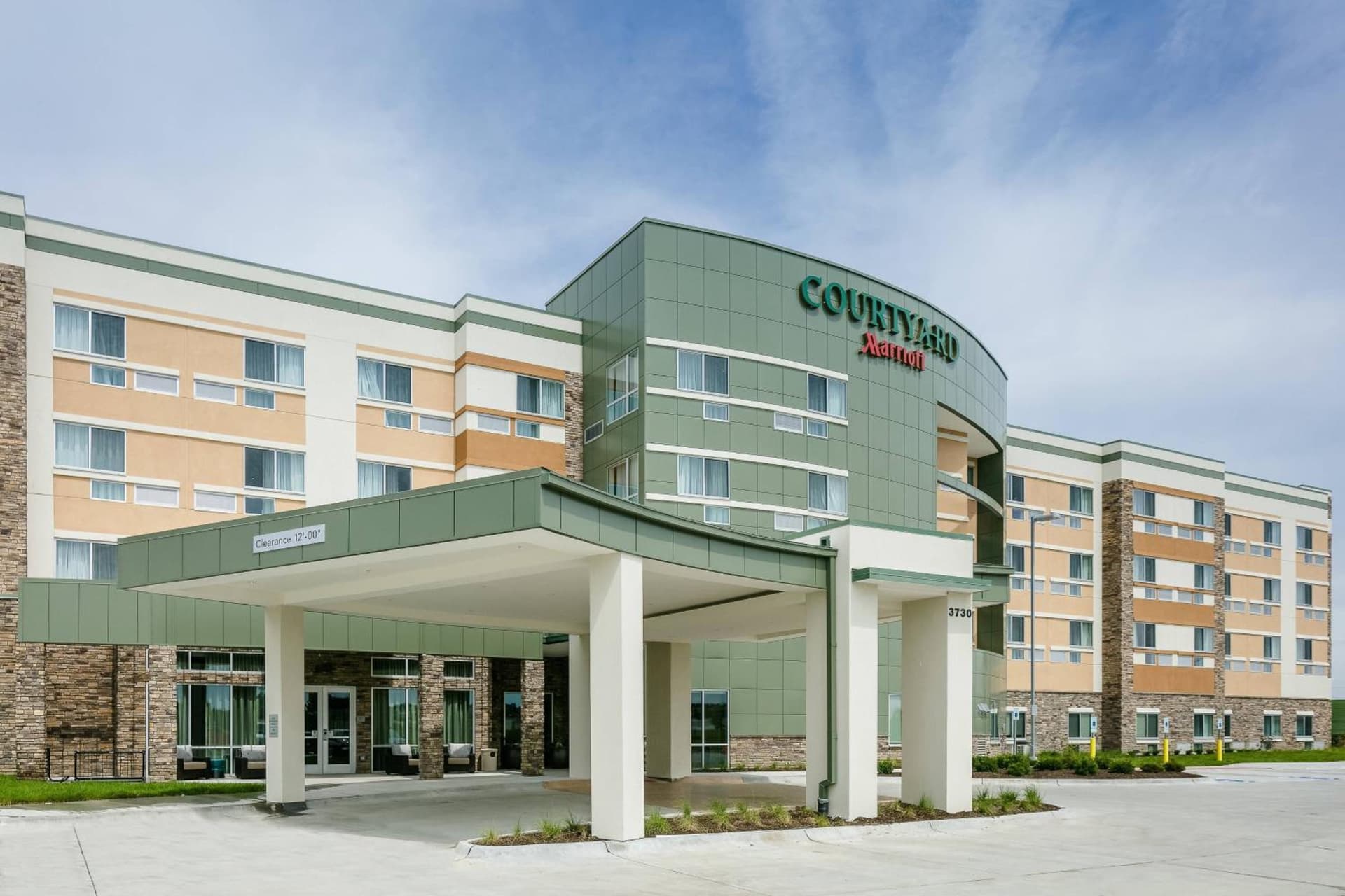 Courtyard by Marriott Omaha Bellevue at Beardmore Event Center interior in Bellevue, NE — gallery photo 2
