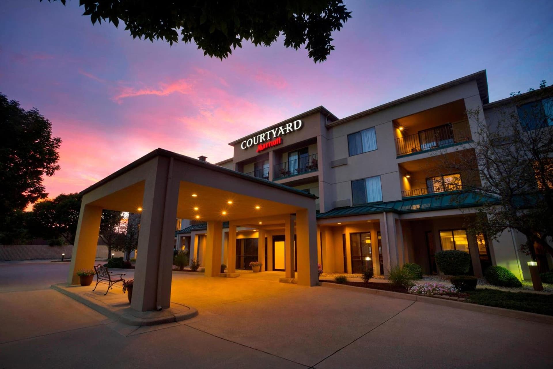 Courtyard by Marriott Champaign interior in Champaign, IL — gallery photo 2