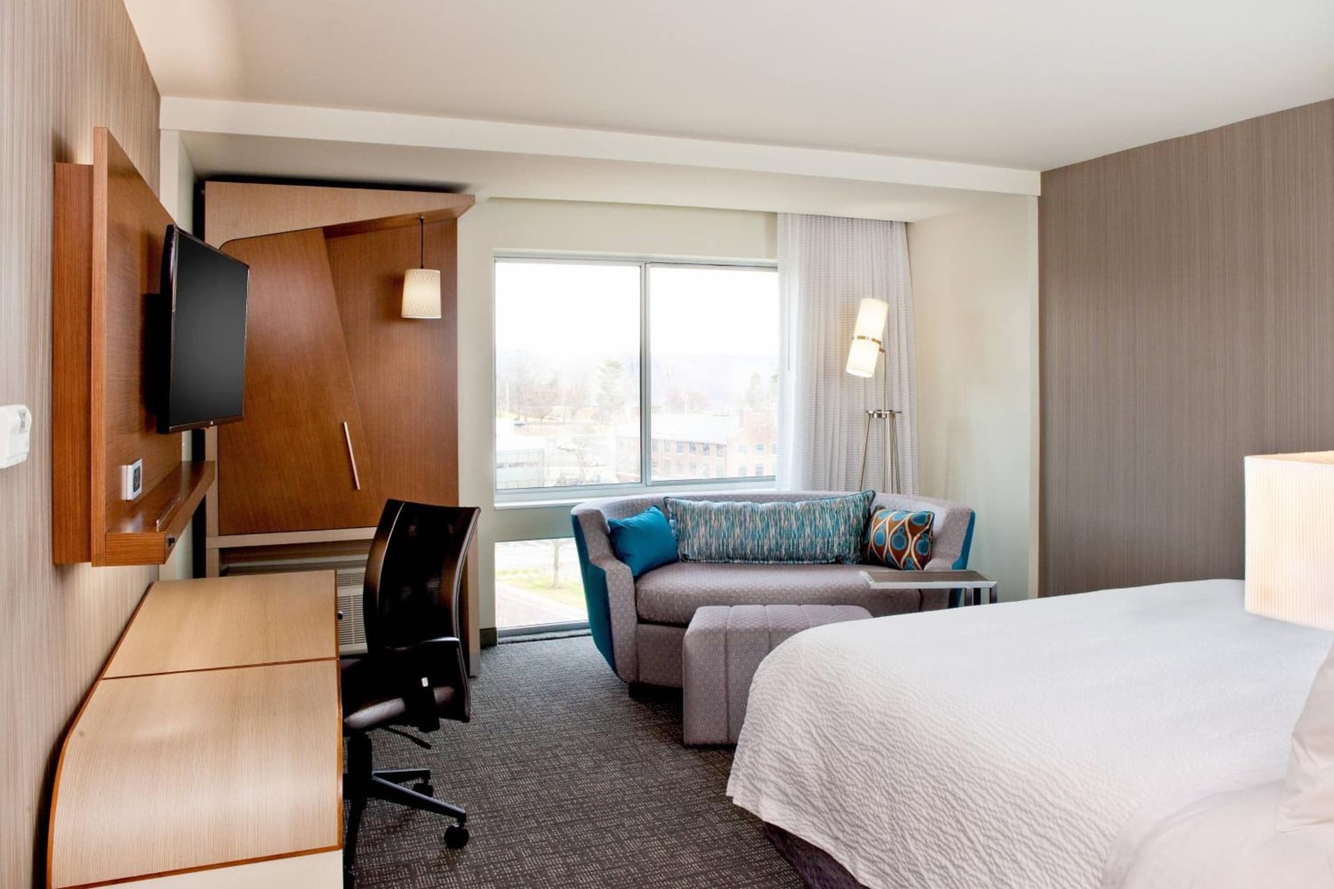 Courtyard by Marriott Yonkers Westchester County interior in Yonkers, NY — gallery photo 2