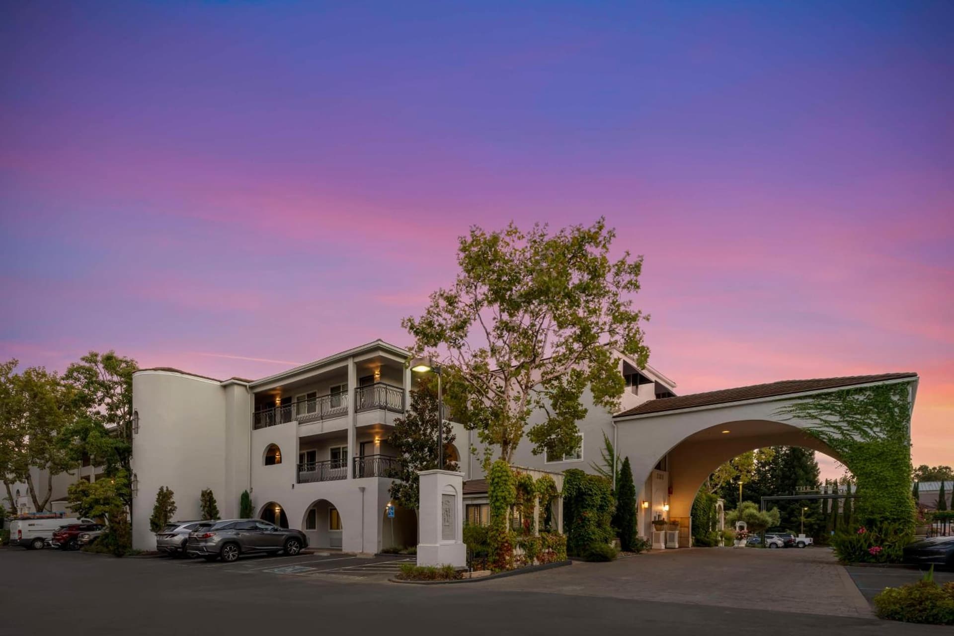Dry Creek Inn MOD Collection by Sonesta featured exterior or lobby in Healdsburg, CA — similar hotel