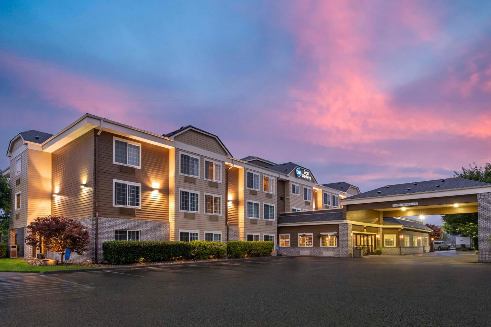 Best Western Columbia River Waterfront Hotel Astoria featured exterior or lobby in Astoria, Oregon, OR — similar hotel