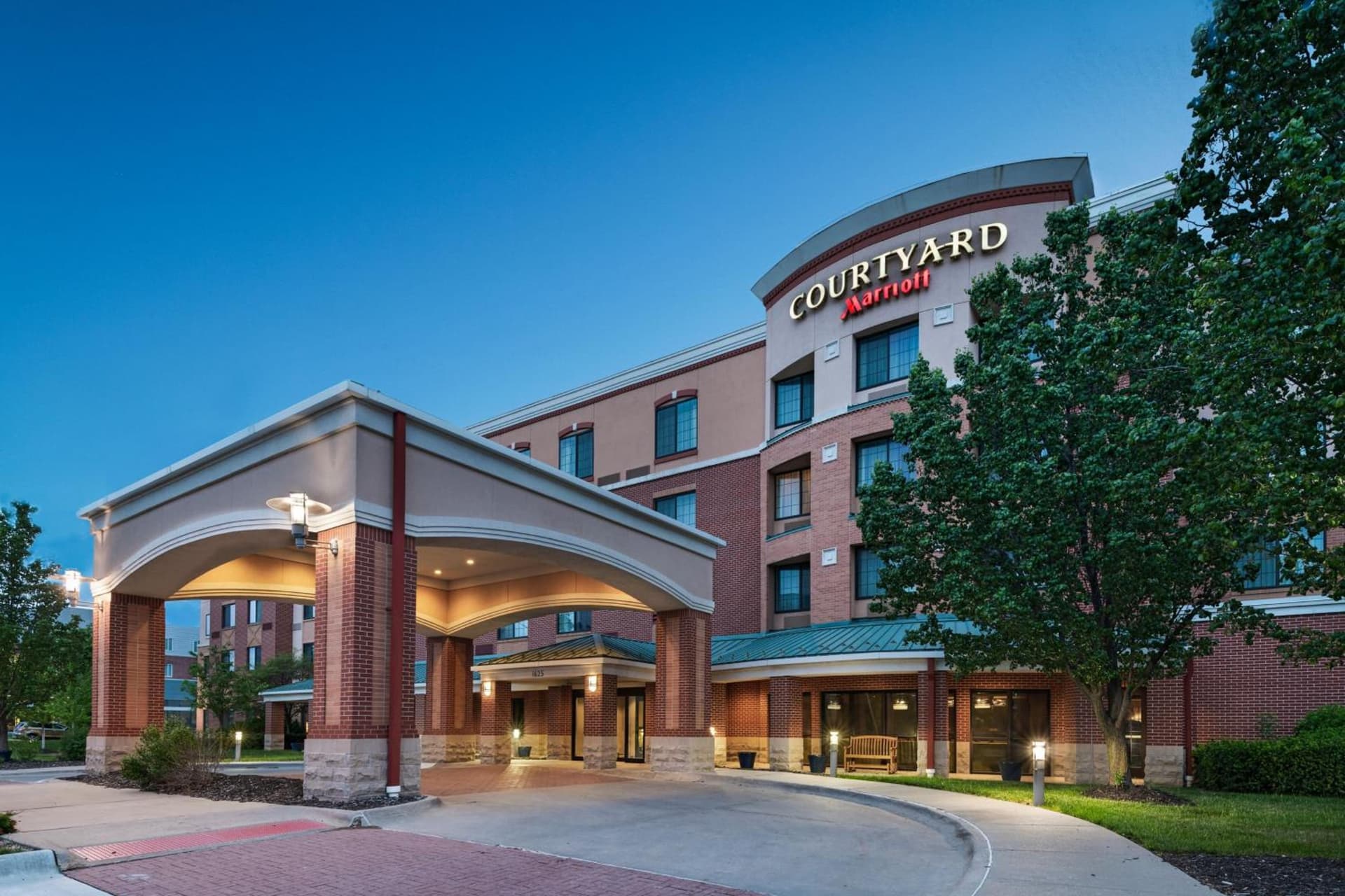 Courtyard by Marriott Omaha Aksarben Village interior in Omaha, NE — gallery photo 2
