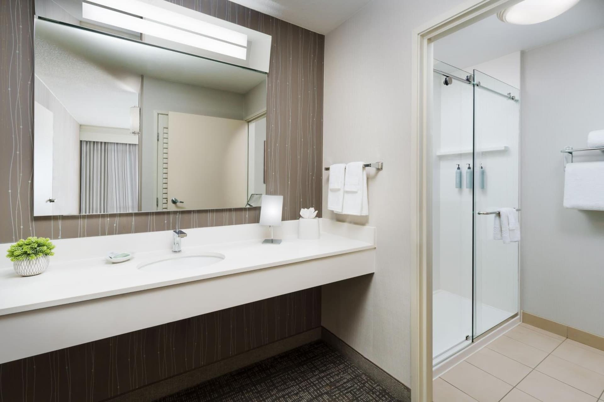 Courtyard by Marriott Roseville Galleria Mall/Creekside Ridge Drive interior in Roseville, CA — gallery photo 2