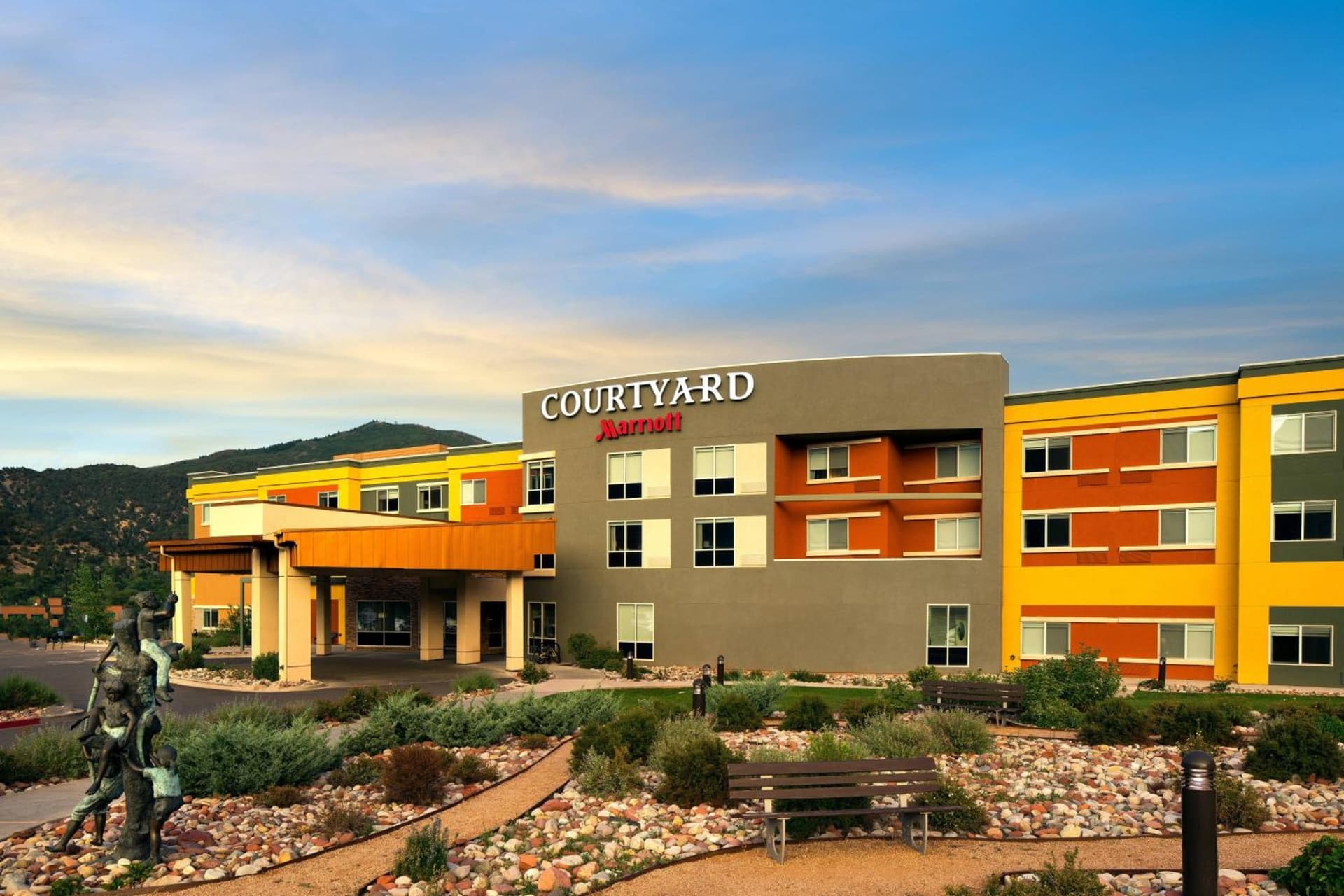 Courtyard by Marriott Glenwood Springs interior in Glenwood Springs, CO — gallery photo 2