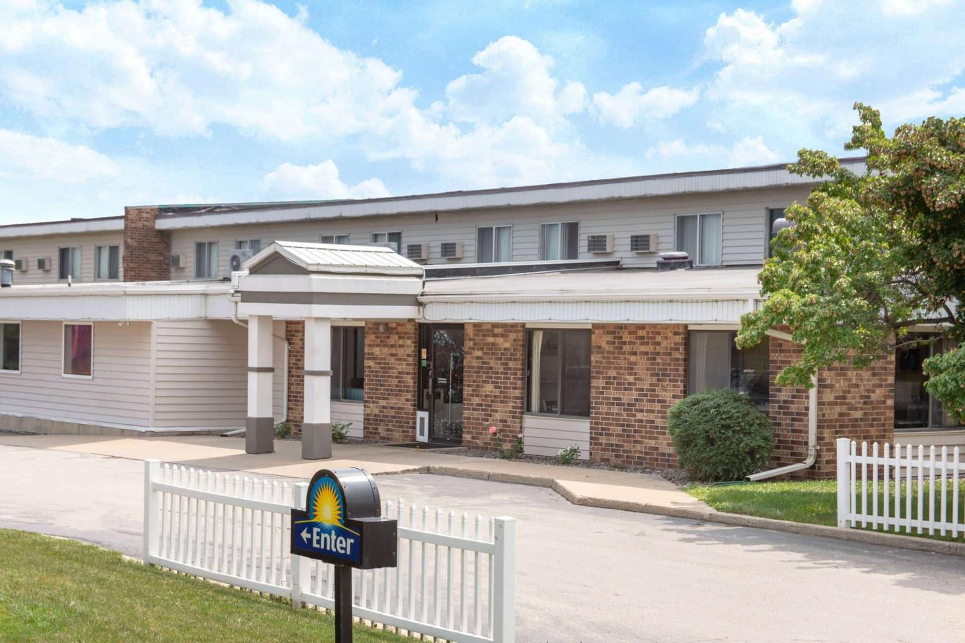 Days Inn by Wyndham Fond du Lac featured exterior or lobby in Fond du Lac, WI — similar hotel