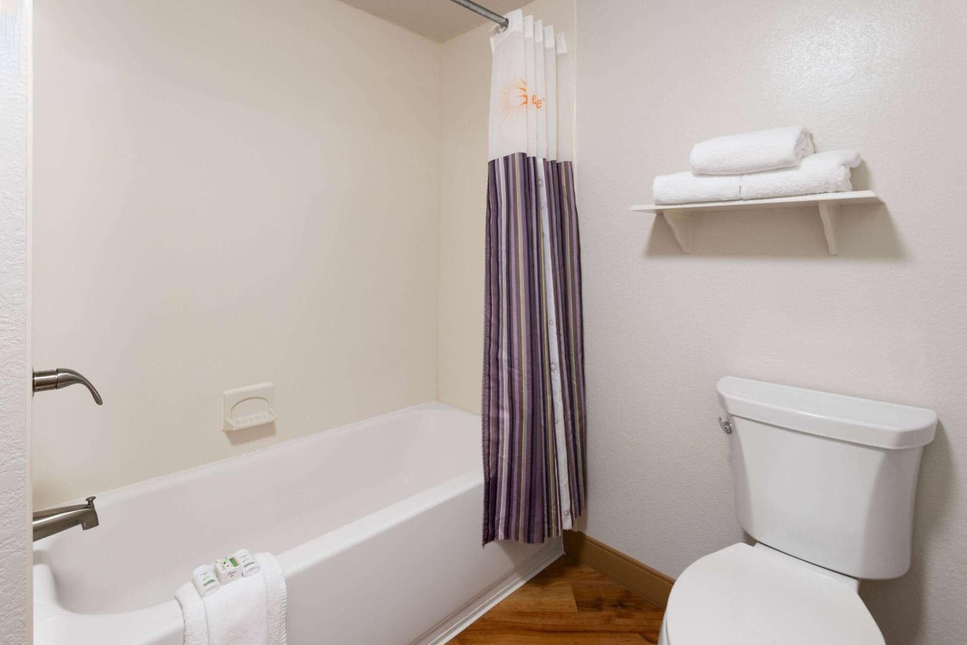 La Quinta Inn by Wyndham Pittsburgh Airport interior in Moon Township, PA — gallery photo 2