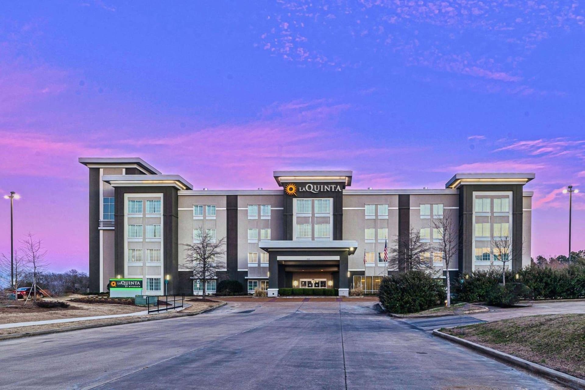 La Quinta by Wyndham Starkville at MSU featured exterior or lobby in Starkville, MS — similar hotel