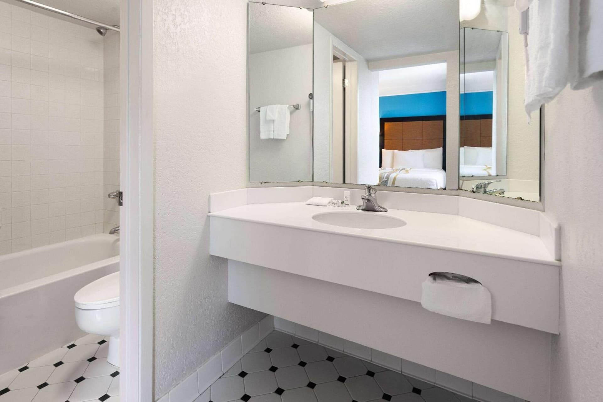 La Quinta Inn by Wyndham Pittsburgh Airport gallery photo in Moon Township, PA — image 9