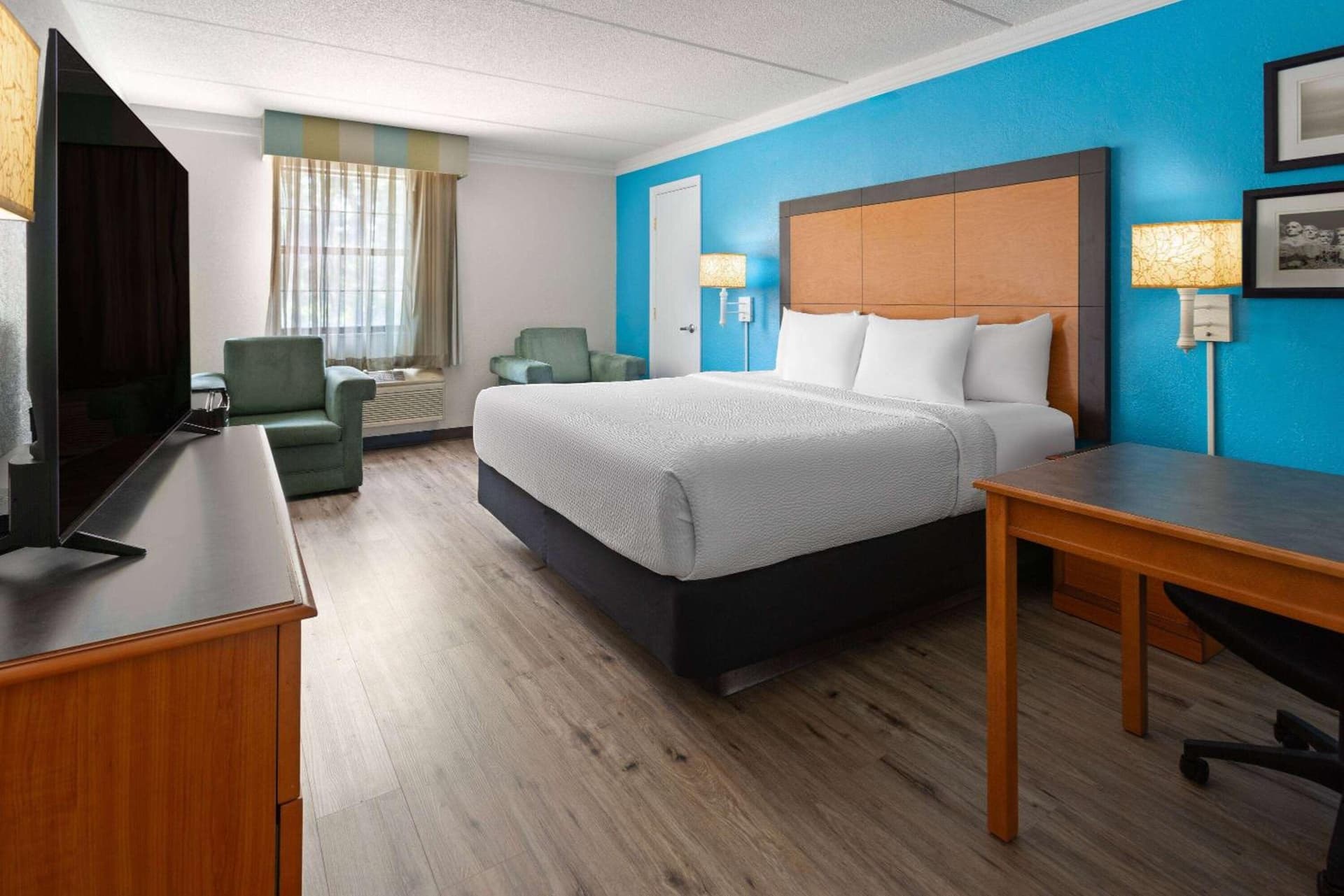 La Quinta Inn by Wyndham Pittsburgh Airport gallery photo in Moon Township, PA — image 31
