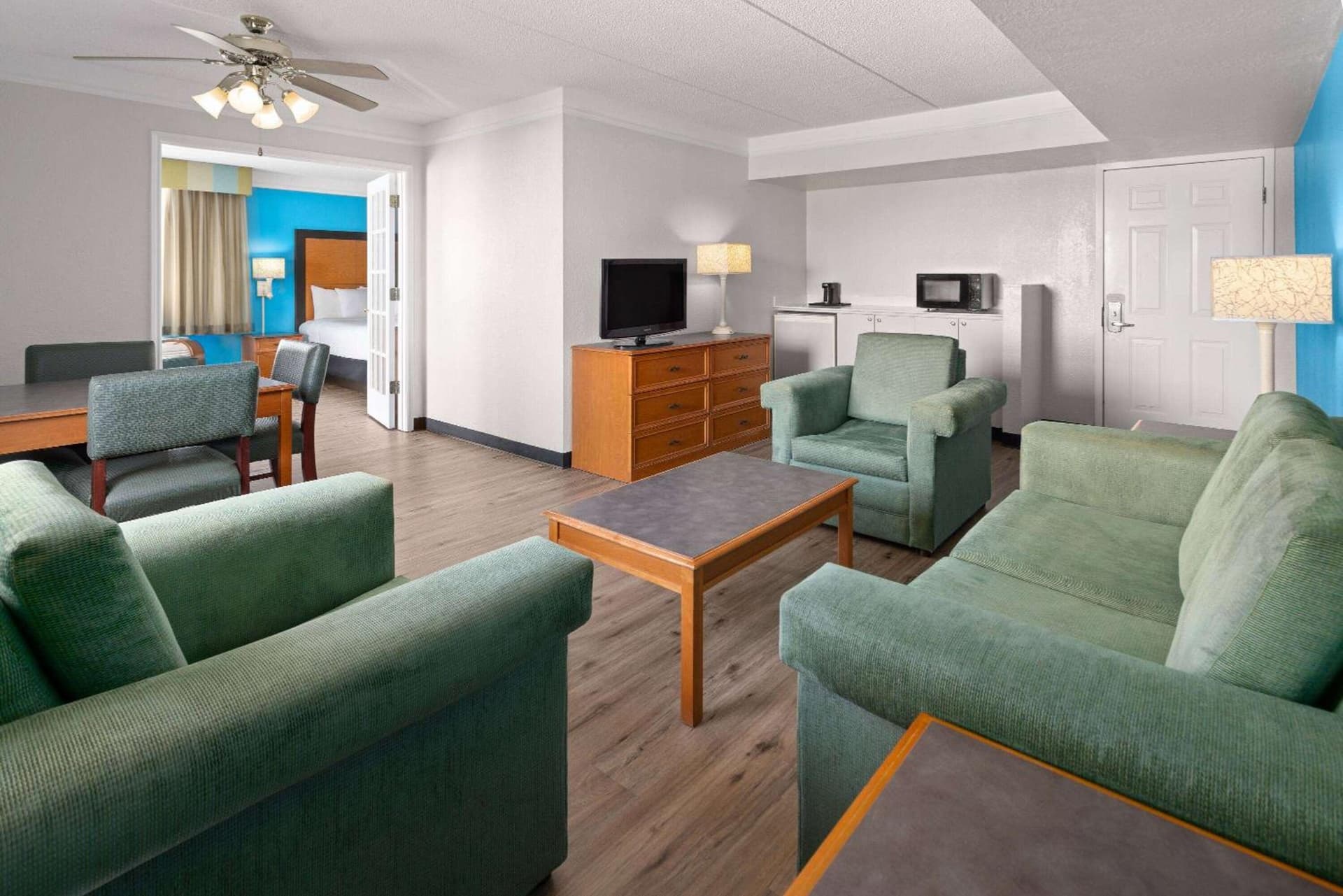 La Quinta Inn by Wyndham Pittsburgh Airport property views in Moon Township, PA — gallery photo 3