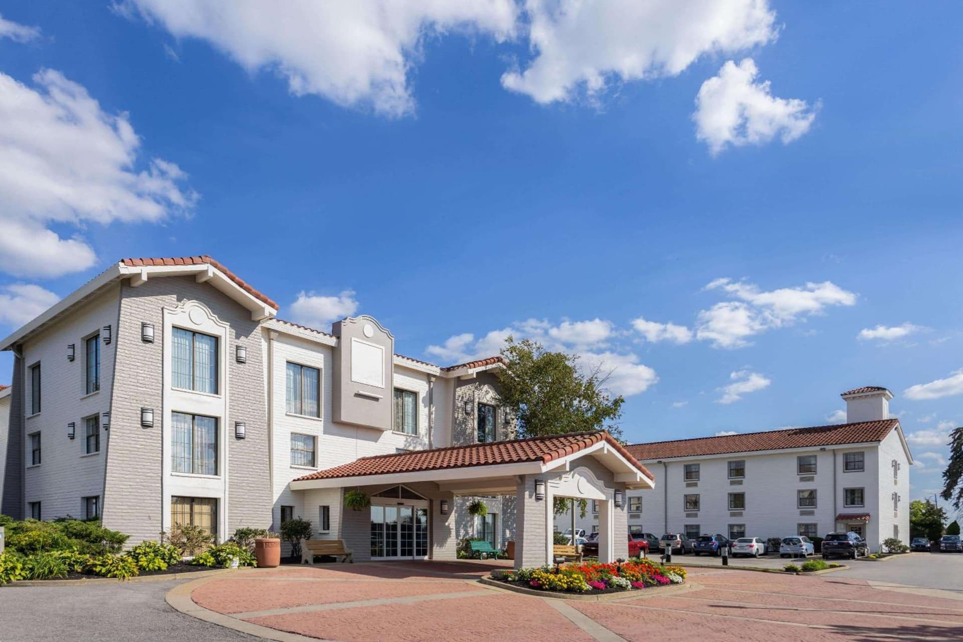 La Quinta Inn by Wyndham Pittsburgh Airport featured exterior or lobby in Moon Township, PA — similar hotel