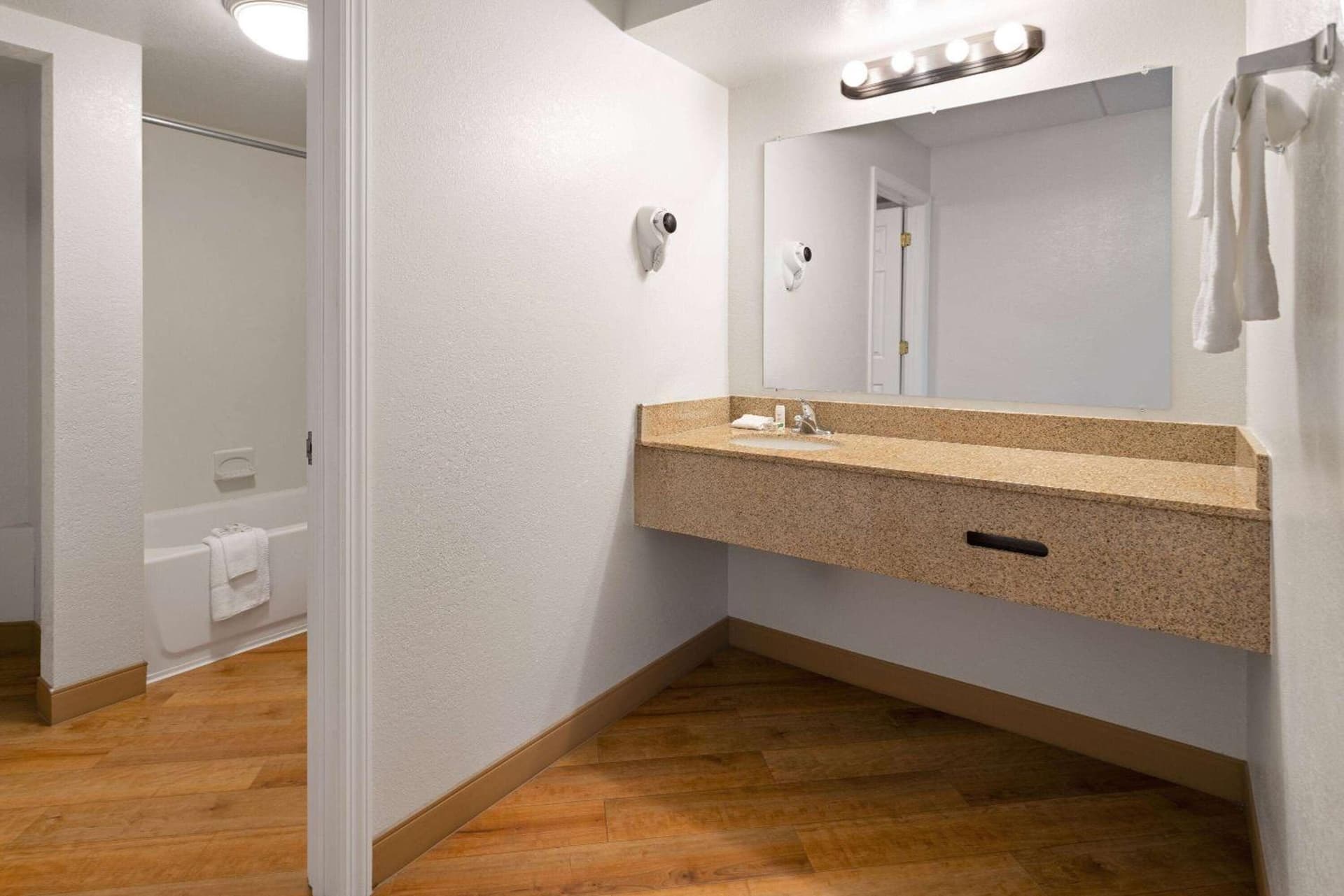 La Quinta Inn by Wyndham Pittsburgh Airport gallery photo in Moon Township, PA — image 43
