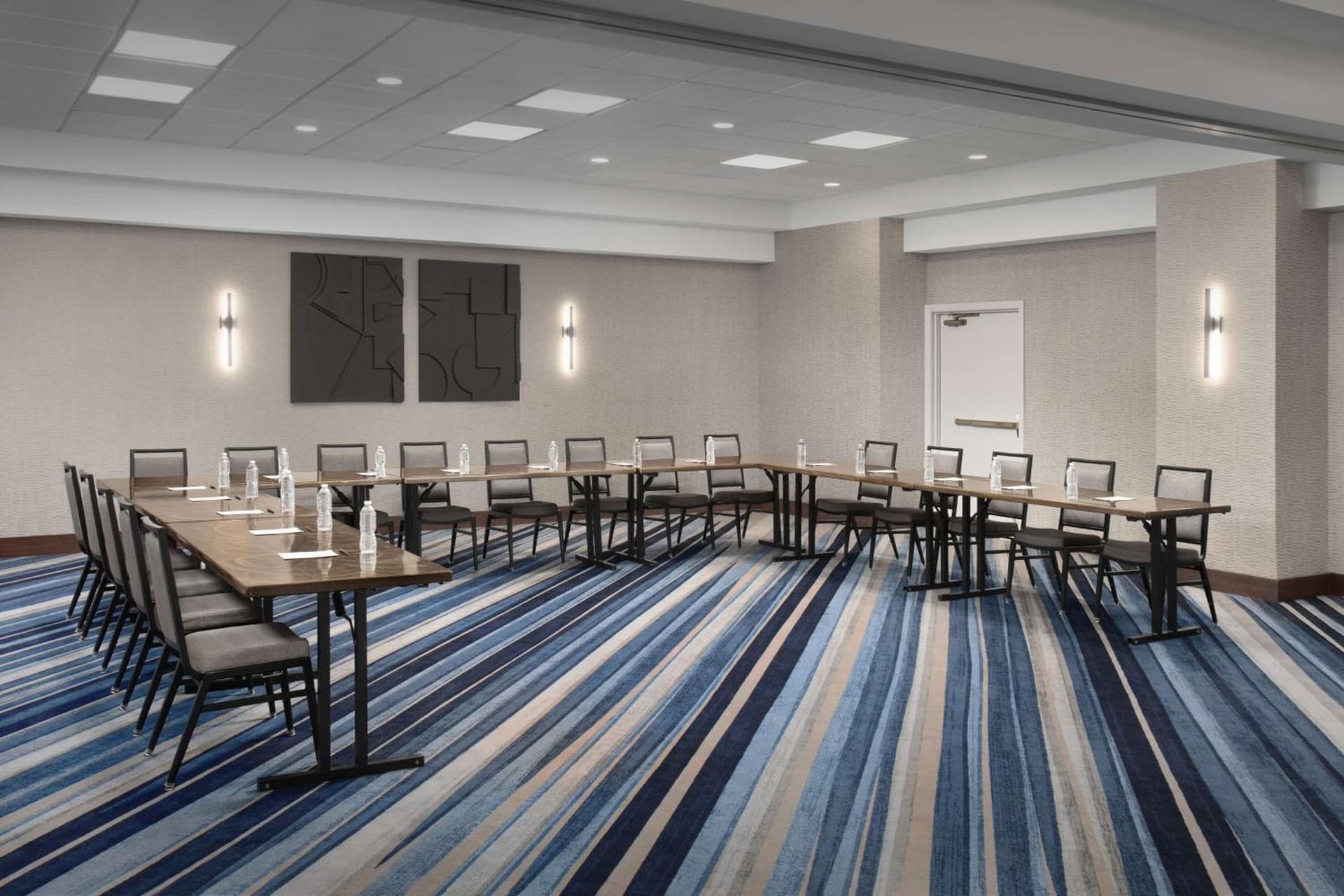 Embassy Suites by Hilton Dallas Near the Galleria gallery photo in Dallas, TX — image 13