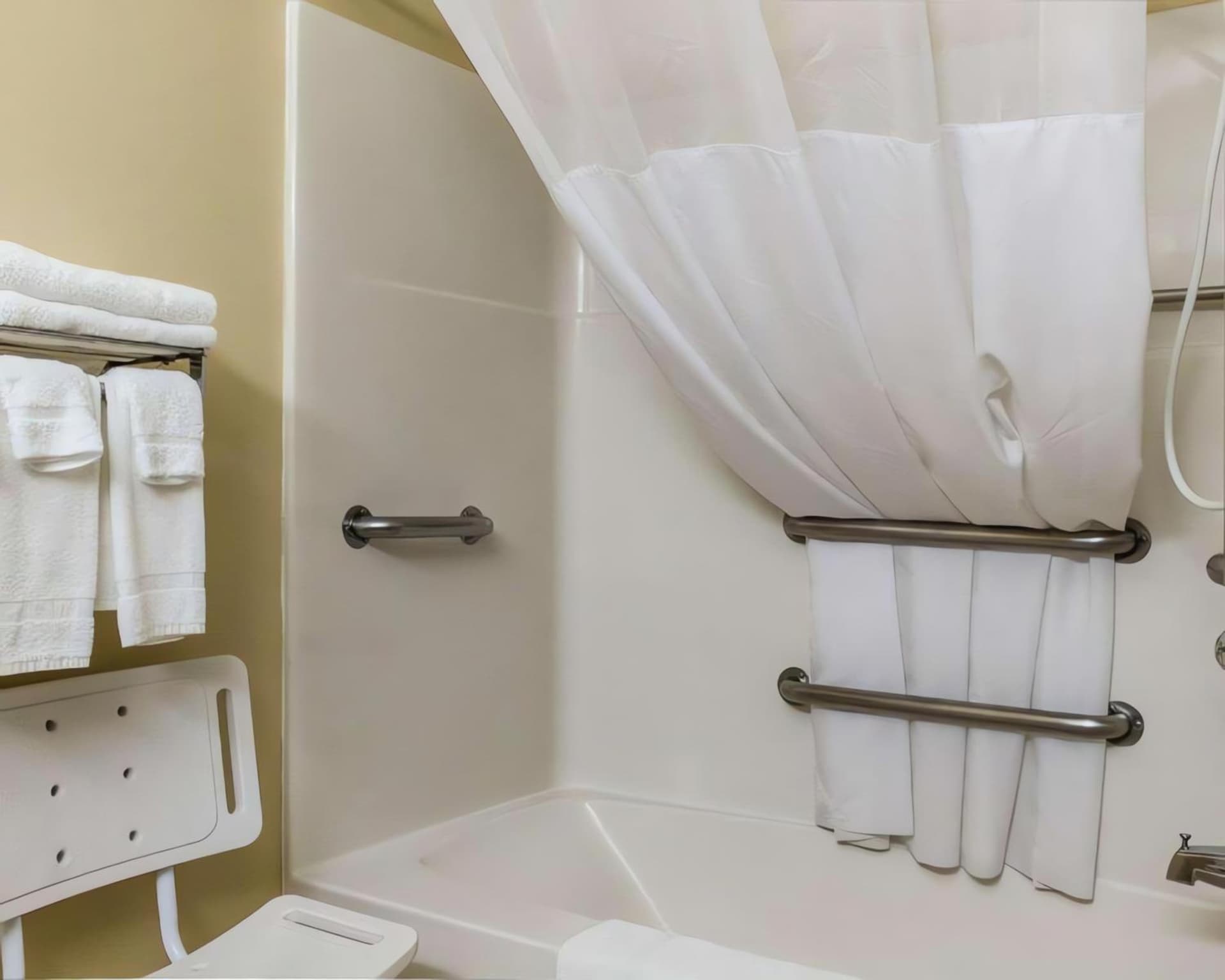 Quality Suites Near West Acres gallery photo in Fargo, ND — image 37