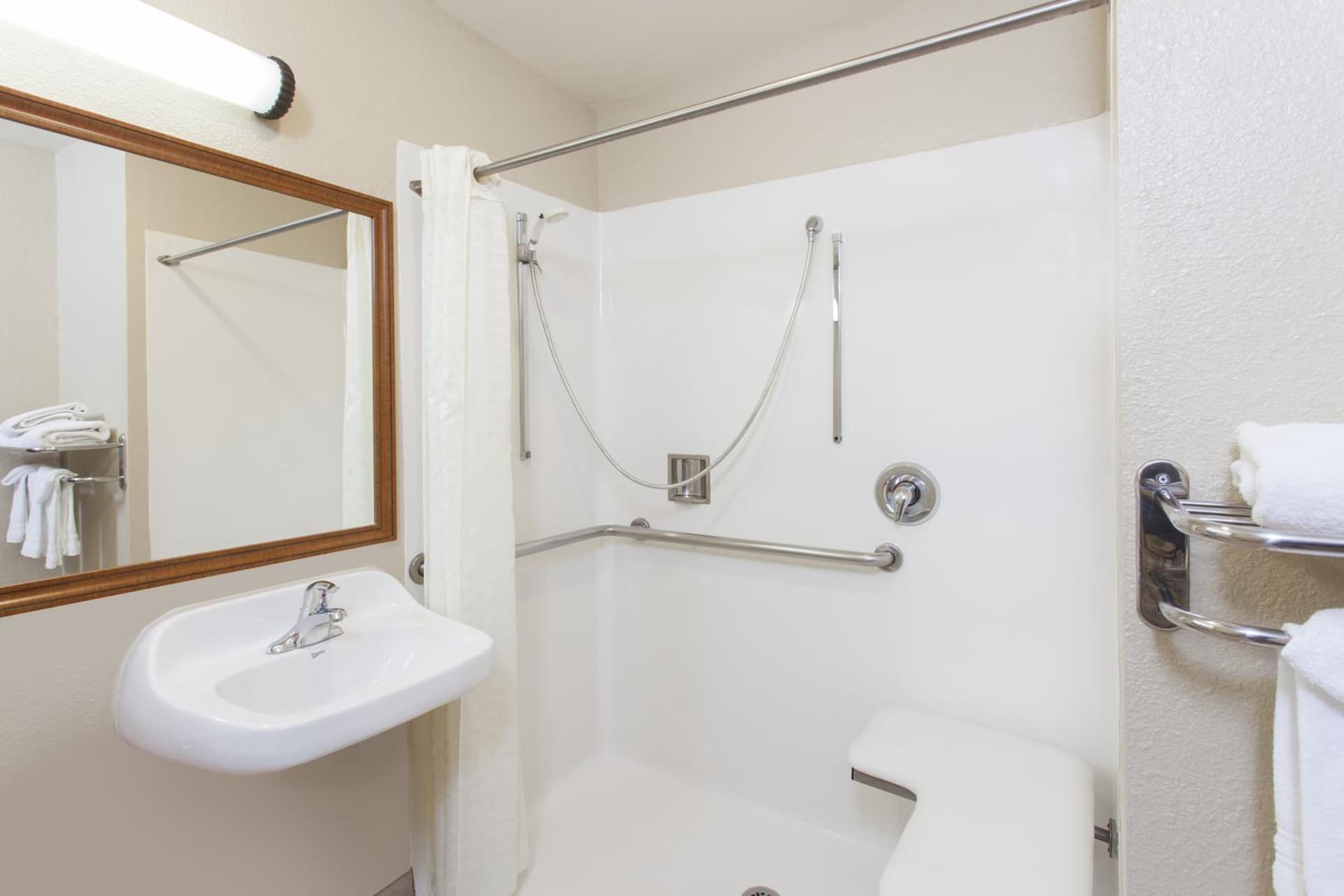 Days Inn by Wyndham Carlsbad gallery photo in Carlsbad, CA — image 11