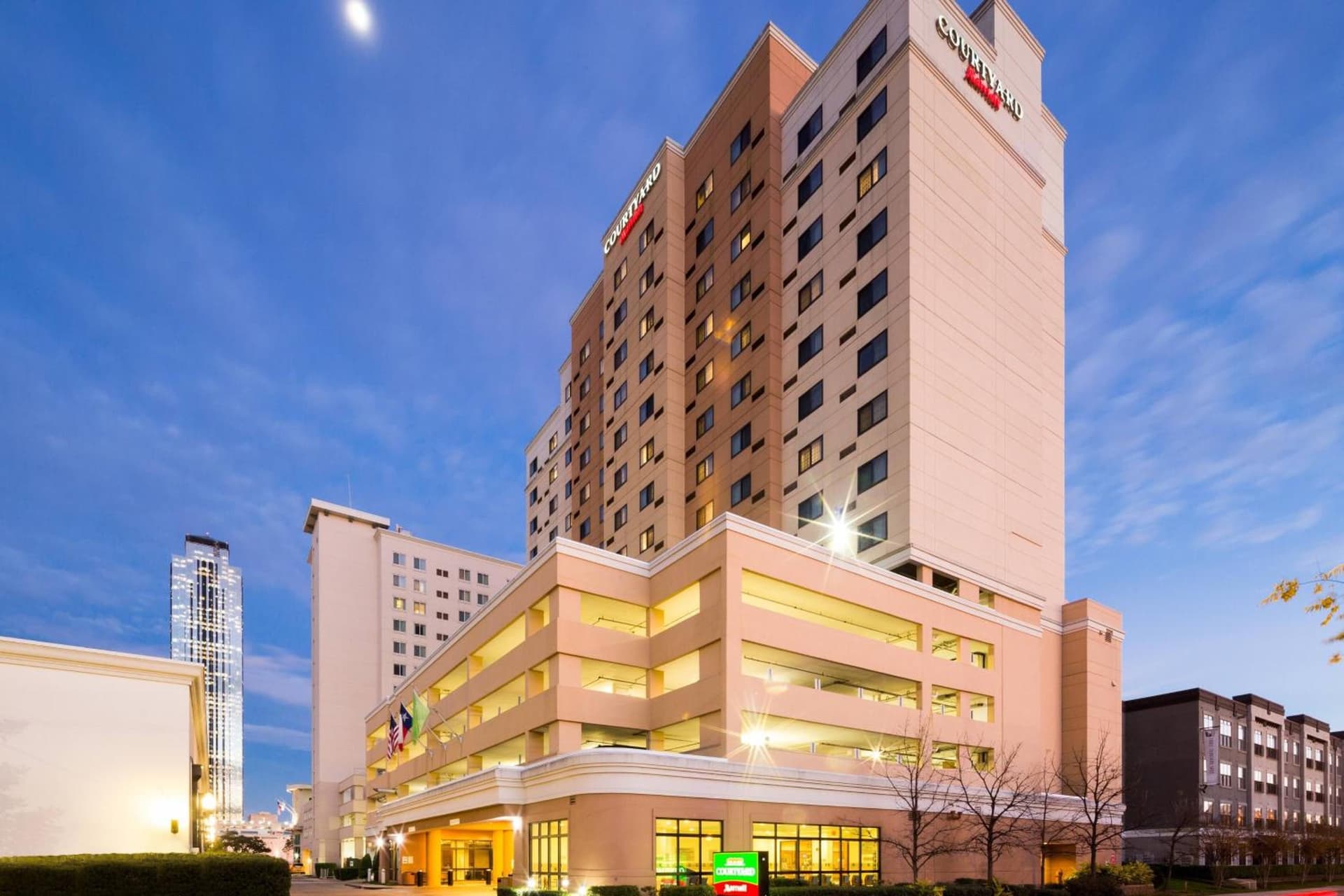 Courtyard by Marriott Houston Galleria interior in Houston, TX — gallery photo 2