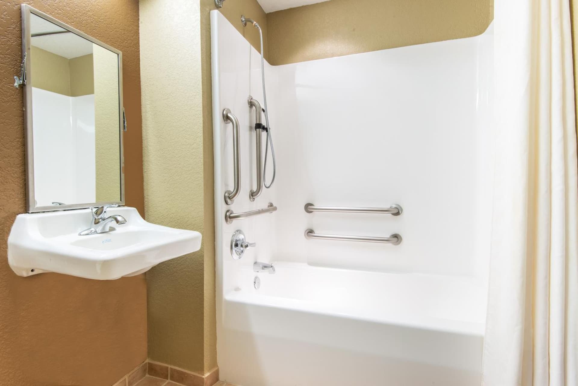 Microtel Inn & Suites by Wyndham Montgomery gallery photo in Montgomery, AL — image 18