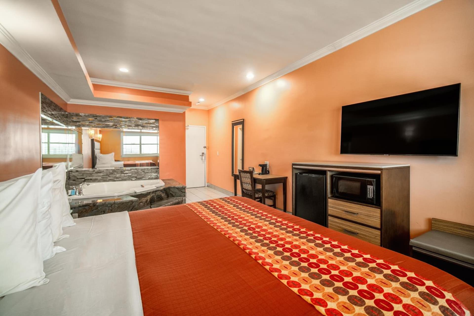 Rodeway Inn & Suites Pasadena property views in Pasadena, CA — gallery photo 3