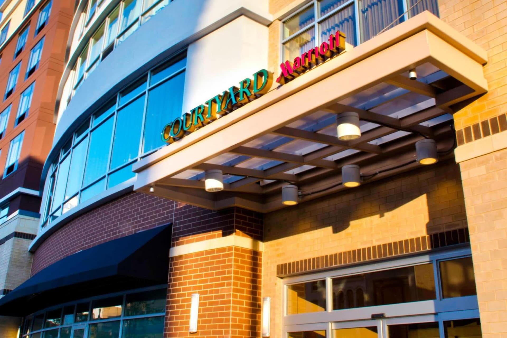 Courtyard by Marriott Newark Downtown interior in Newark, NJ — gallery photo 2