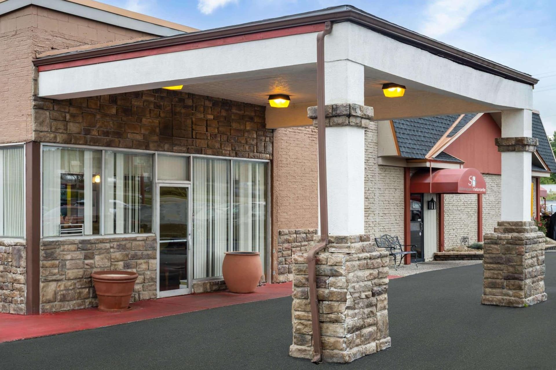 Super 8 by Wyndham Youngstown Girard exterior or lobby in Youngstown, OH — main listing photo