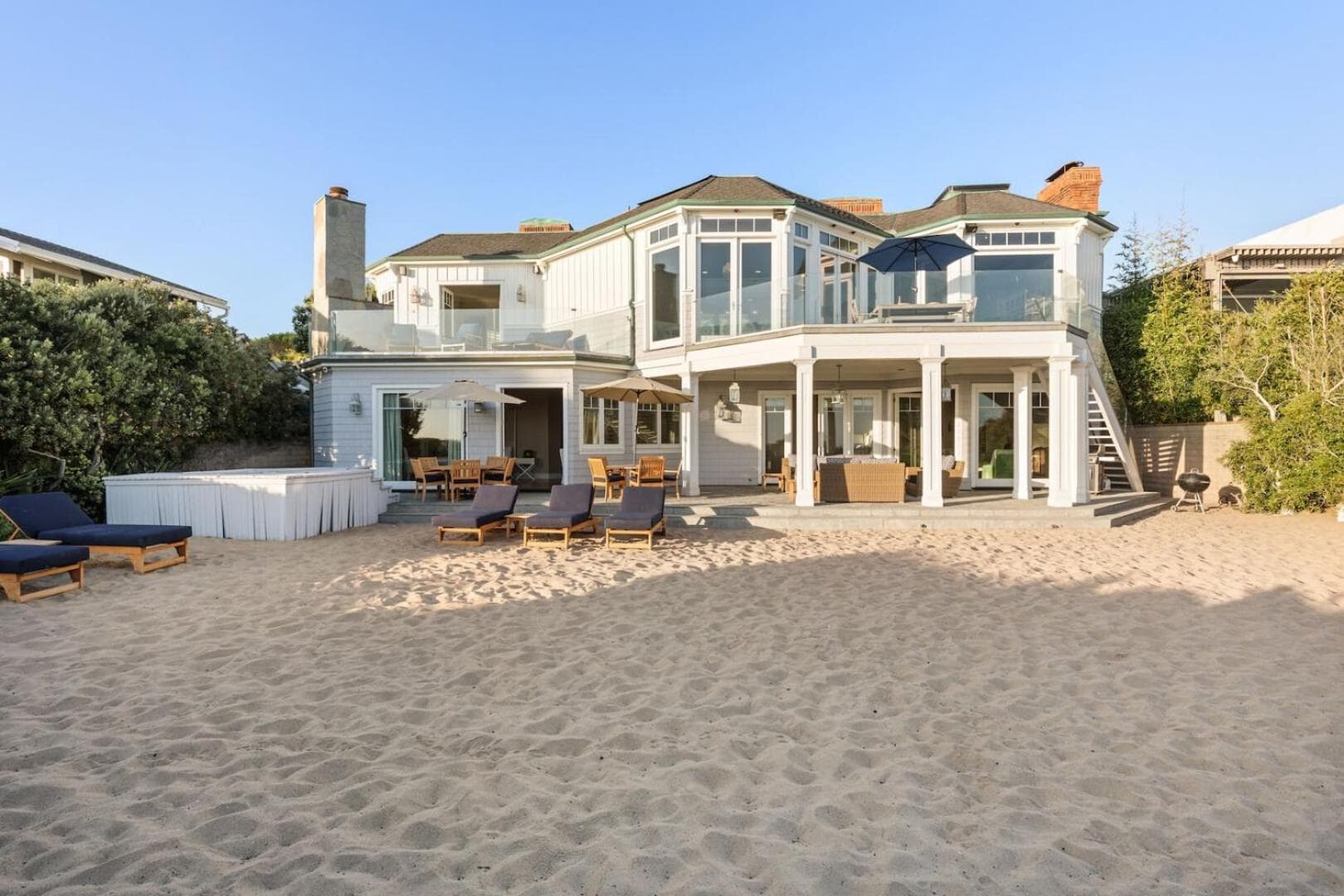 Malibu Dunes by Fieldtrip Expansive Hamptons-Style Estate w Private Beach Backyard — hotel in Malibu, California
