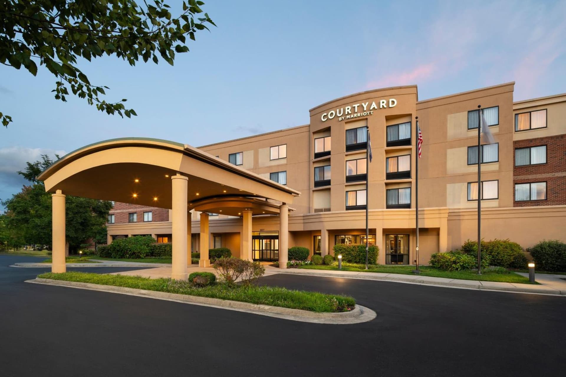 Courtyard Richmond North/Glen Allen featured exterior or lobby in Richmond, VA — similar hotel