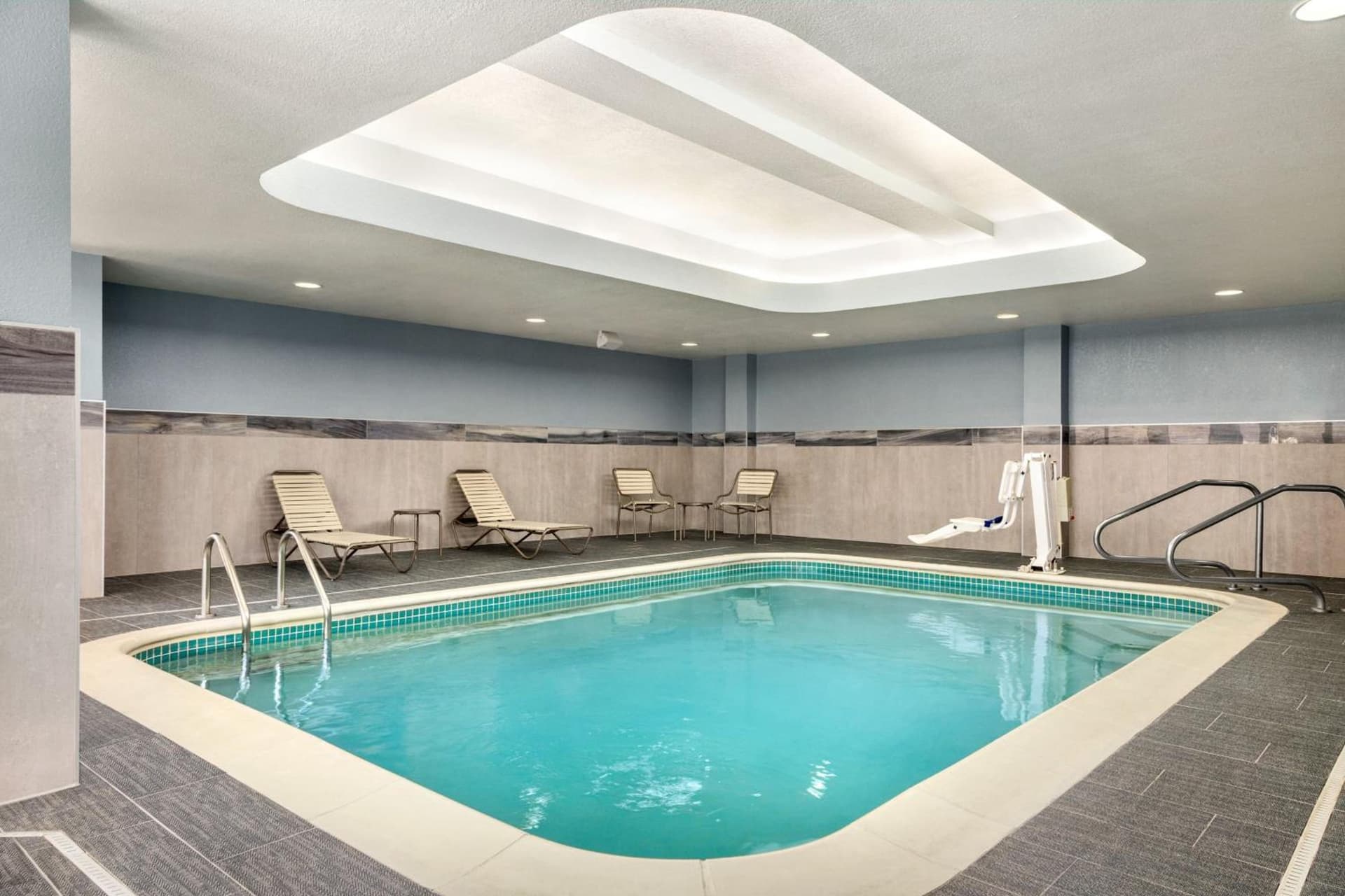 Courtyard by Marriott Columbia interior in Columbia, MO — gallery photo 2