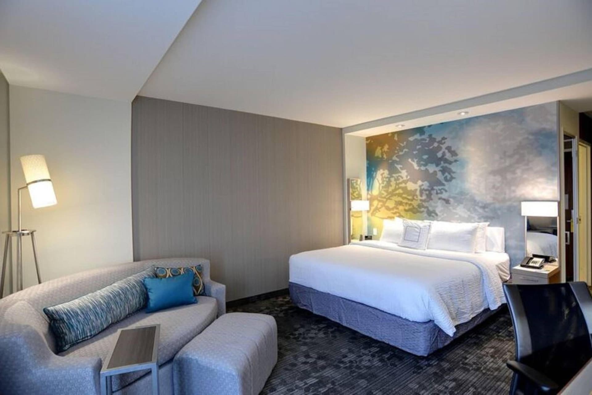 Courtyard by Marriott Columbus OSU interior in Columbus, OH — gallery photo 2