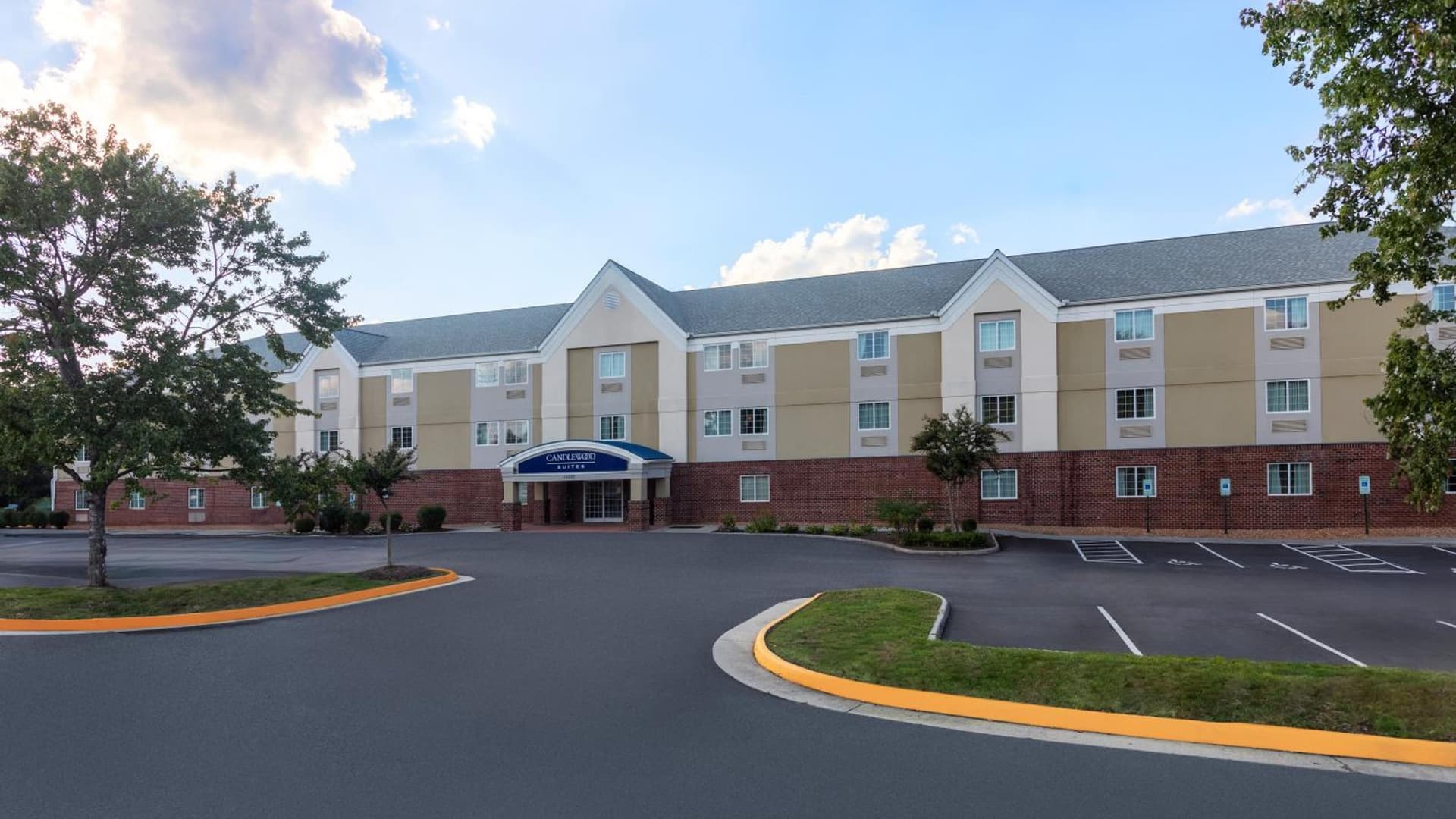 Candlewood Suites Colonial Heights - Fort Lee by IHG interior in Colonial Heights, VA — gallery photo 2