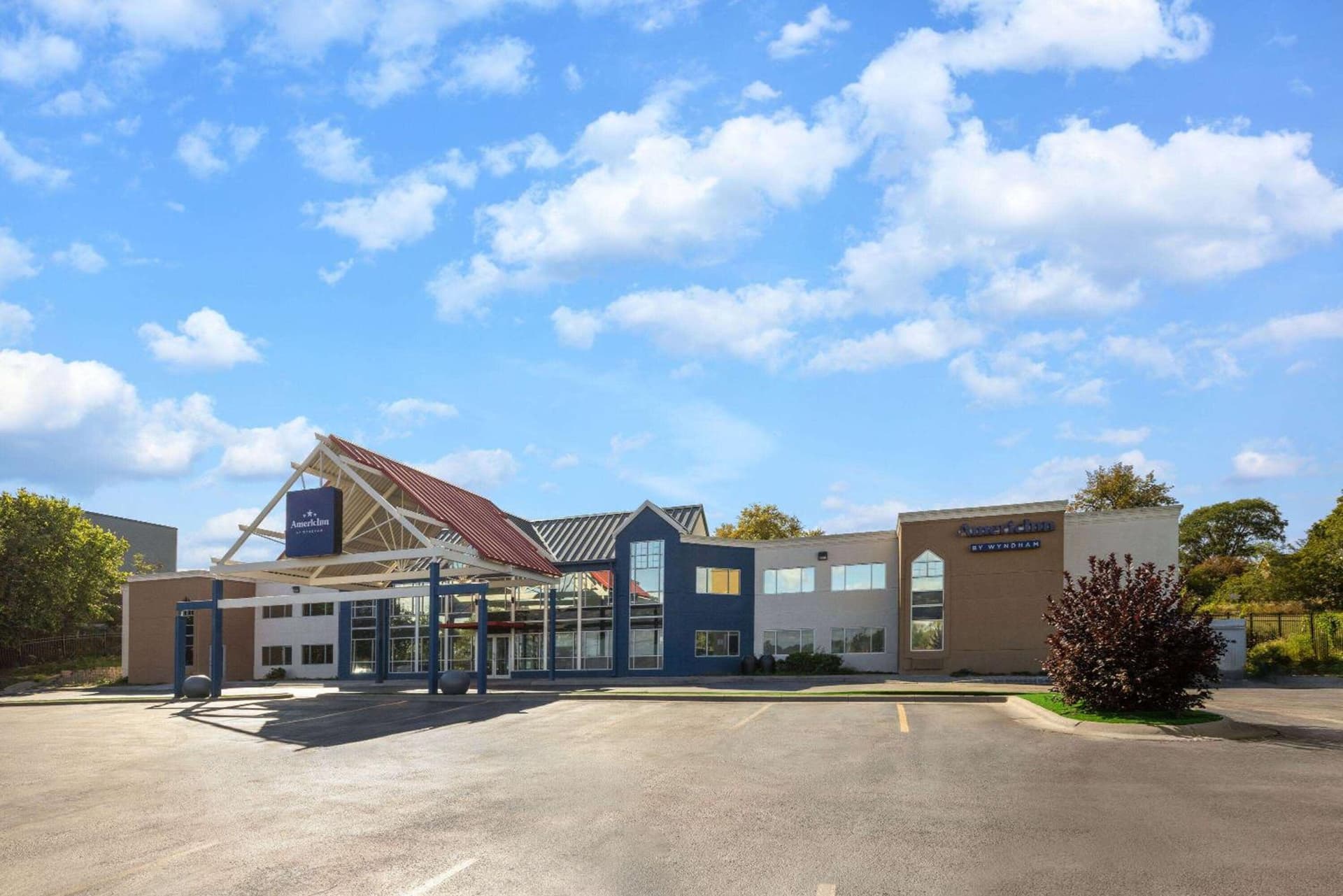 AmericInn by Wyndham Omaha Near Zoo interior in Omaha, NE — gallery photo 2