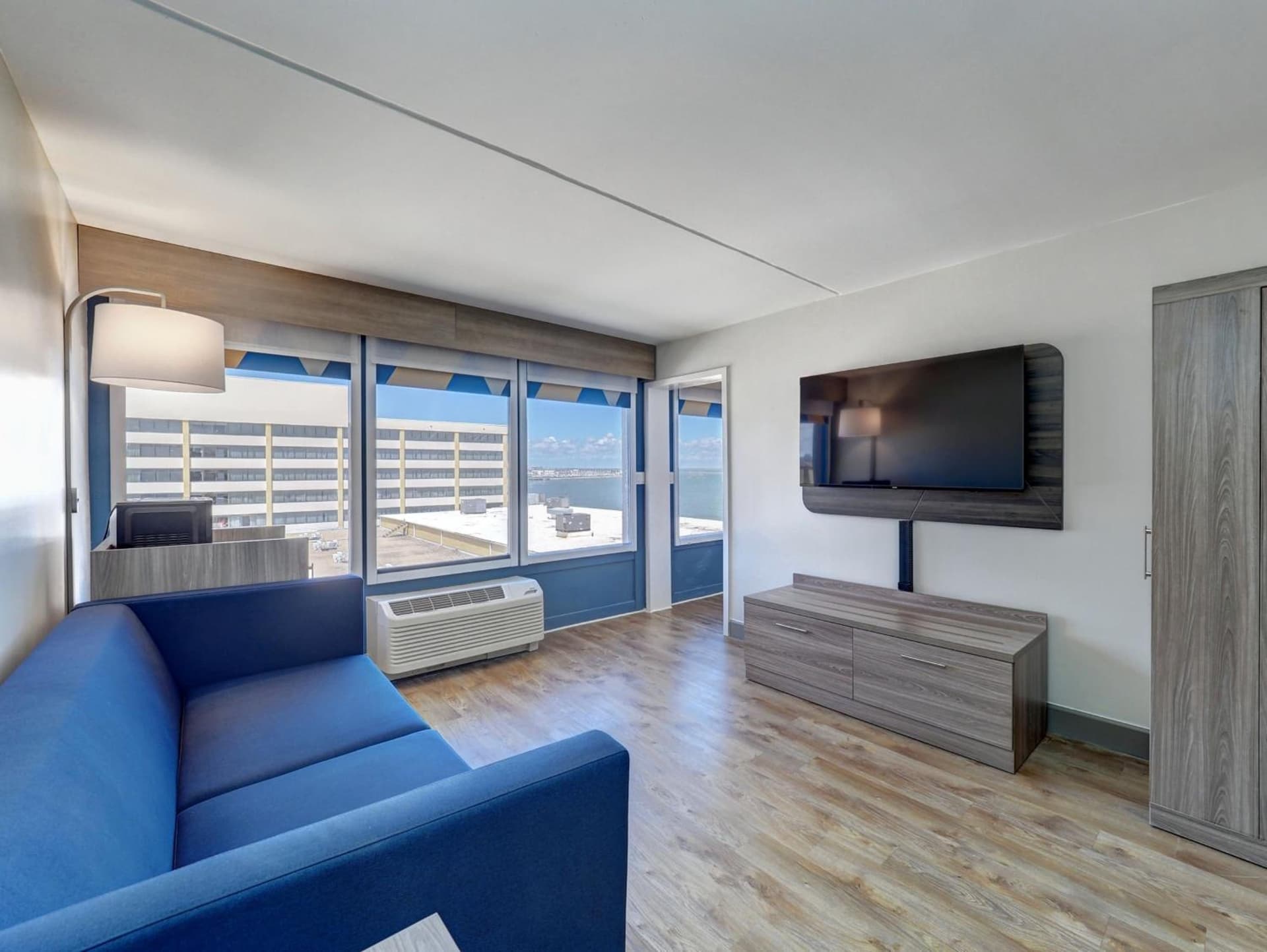 Holiday Inn Express Corpus Christi - Beachfront by IHG gallery photo in Corpus Christi, TX — image 8
