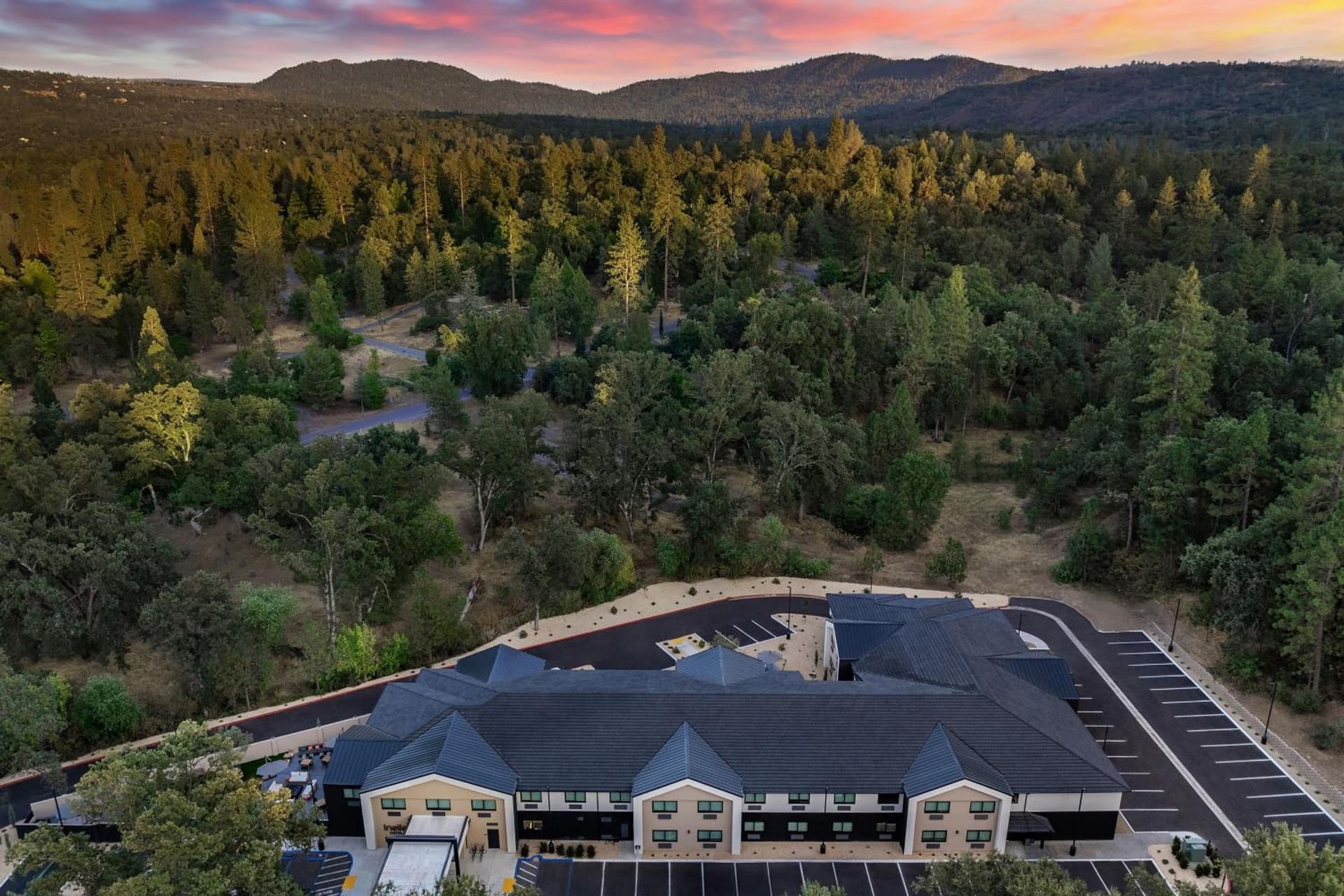 The Inelle, Oakhurst Yosemite, a Tribute Portfolio Hotel interior in Oakhurst, CA — gallery photo 2