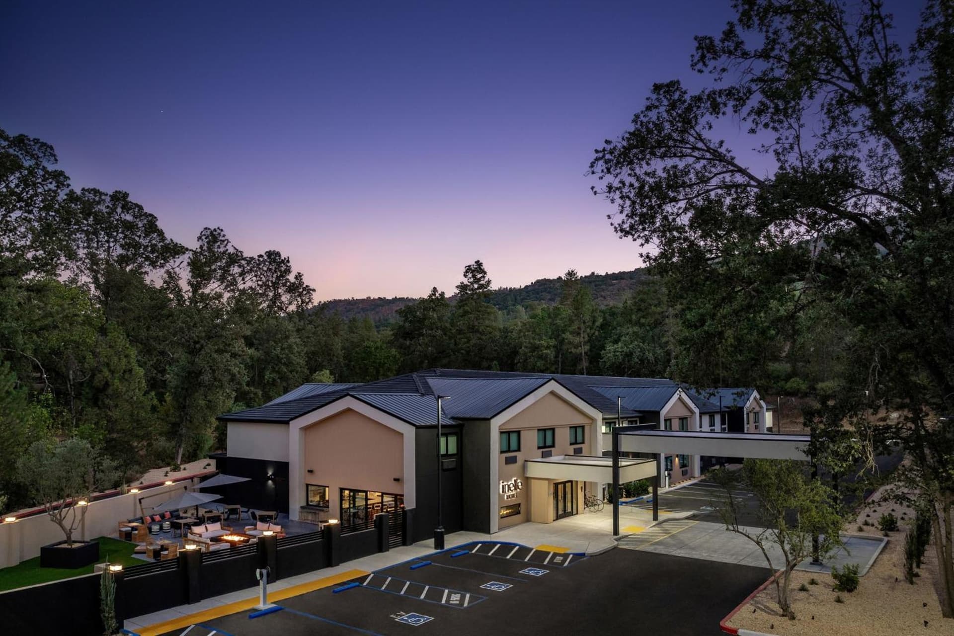 The Inelle, Oakhurst Yosemite, a Tribute Portfolio Hotel featured exterior or lobby in Oakhurst, CA — similar hotel
