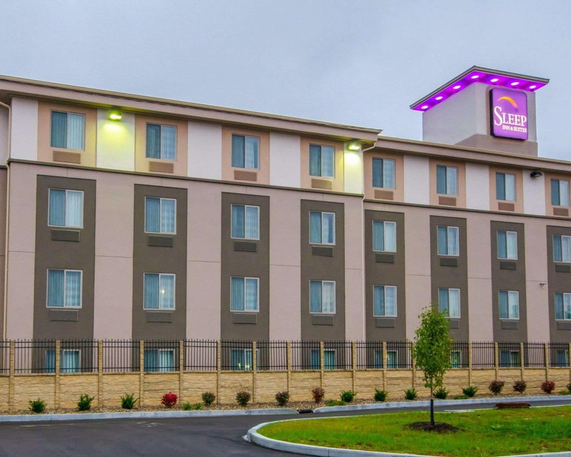 Sleep Inn & Suites And Conference Center Downtown interior in Indianapolis, IN — gallery photo 2