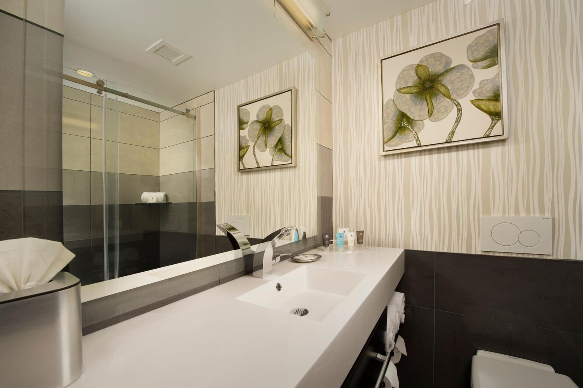 Skybridge Seattle Airport Hotel interior in Seattle, WA — gallery photo 2