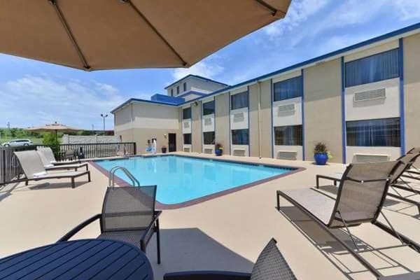 Baymont by Wyndham Ardmore I-35 property views in Ardmore, OK — gallery photo 3