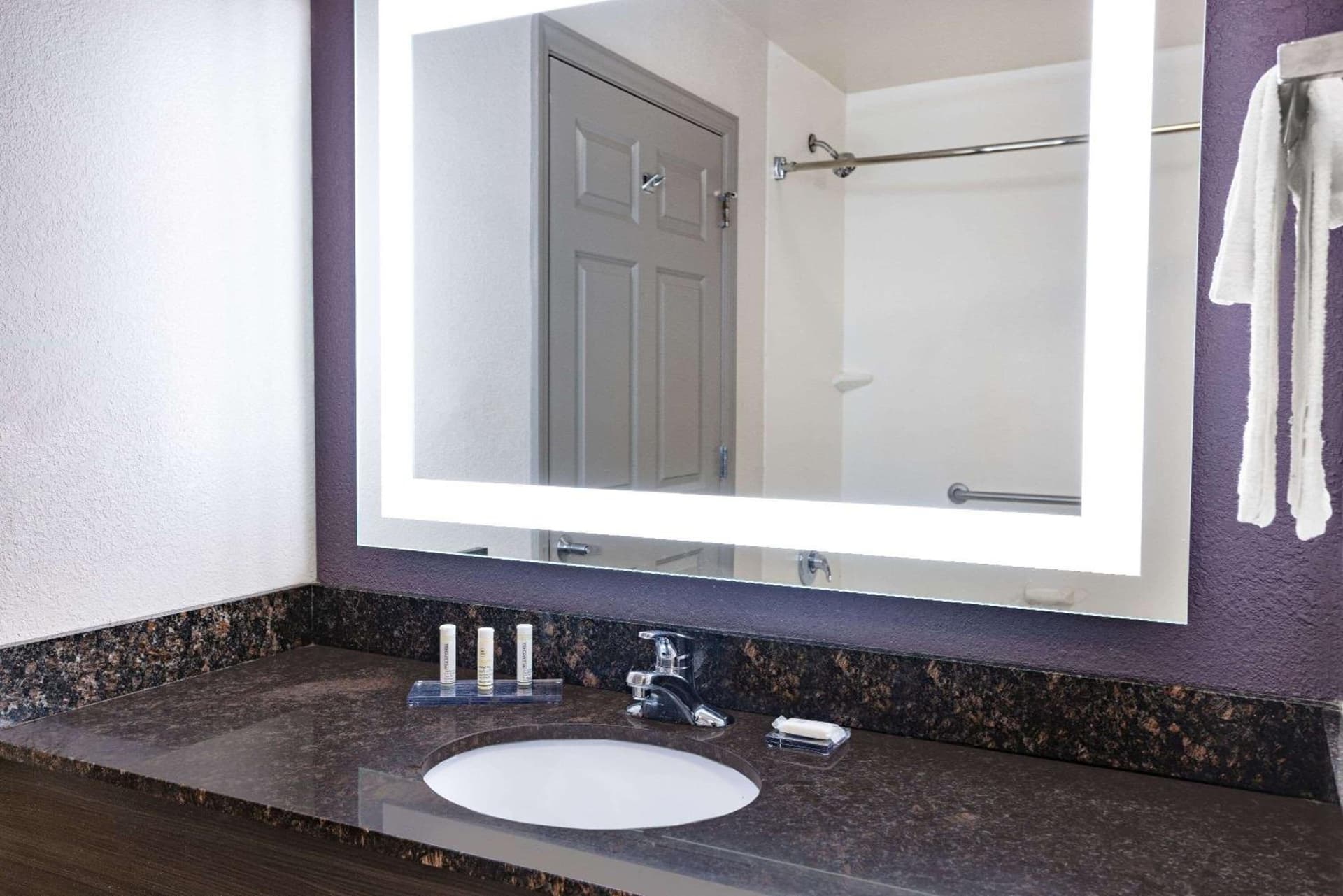 La Quinta Inn & Suites by Wyndham Norfolk gallery photo in Norfolk, VA — image 8