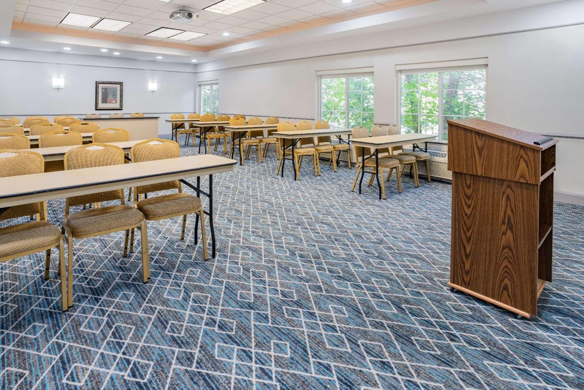 La Quinta Inn & Suites by Wyndham Norfolk interior in Norfolk, VA — gallery photo 2