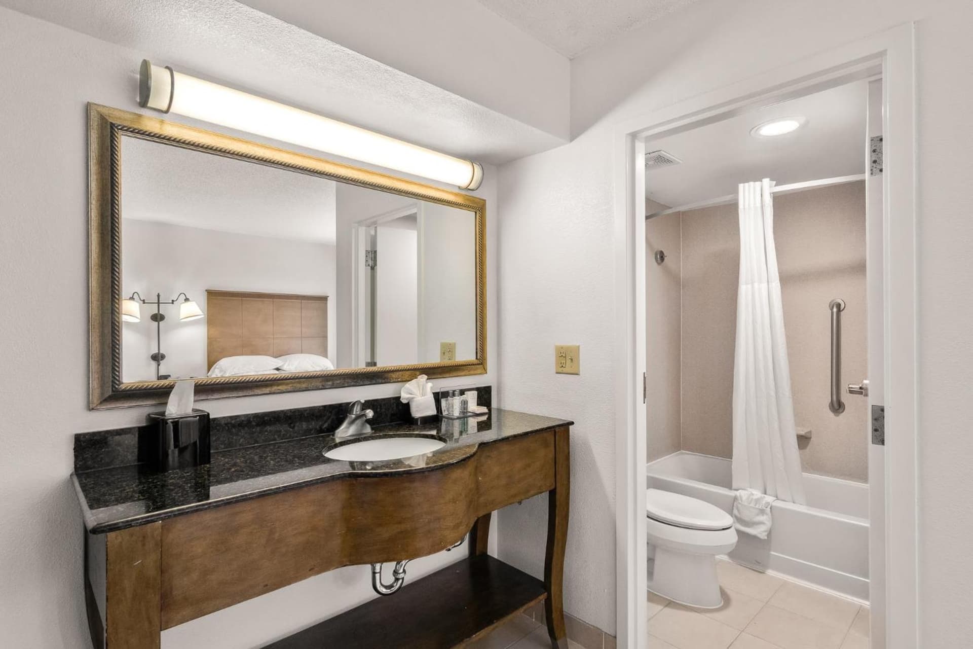 Hotel Alice gallery photo in Pine Knoll Shores, NC — image 78